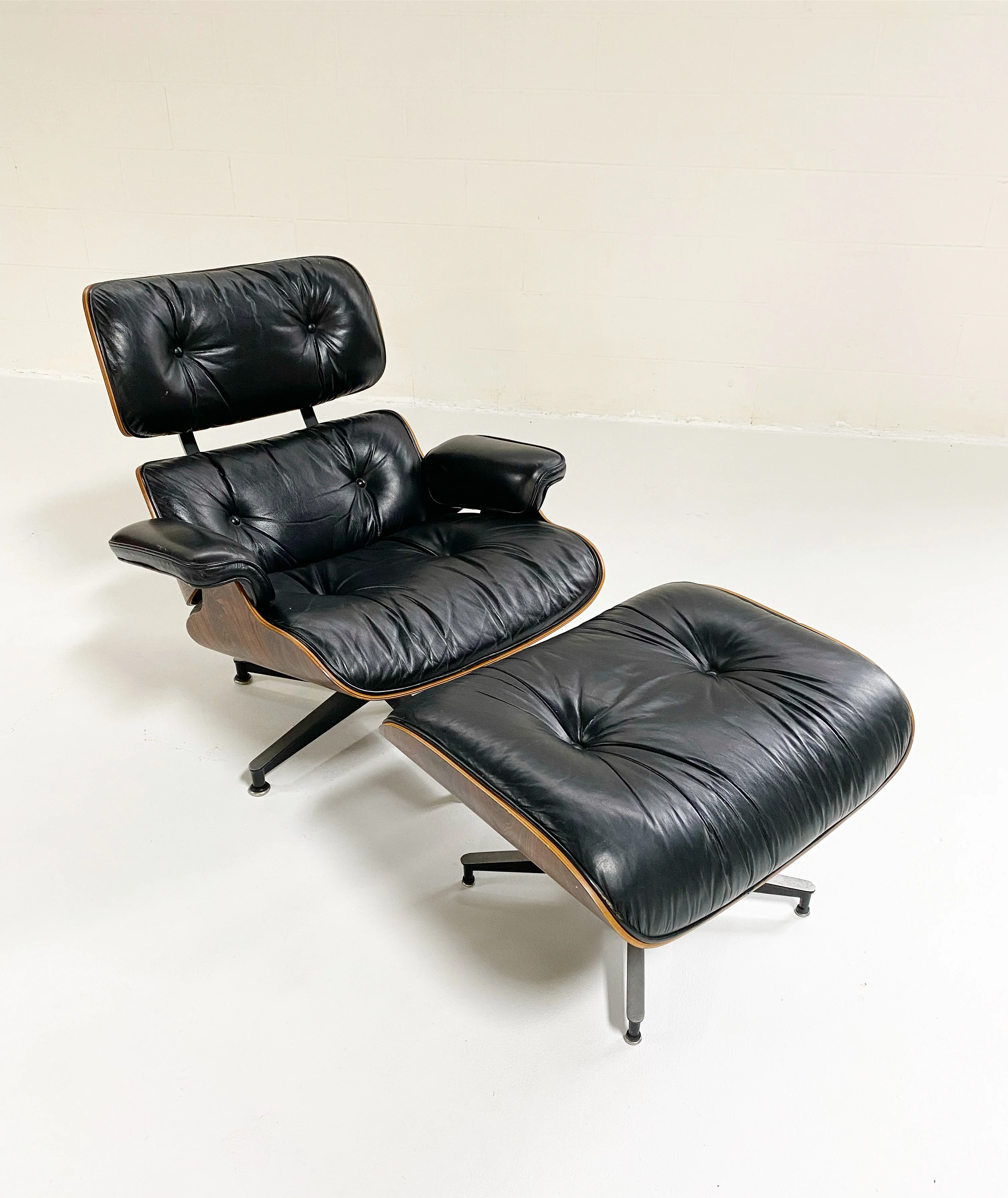 670 Lounge Chair and 671 Ottoman - Image 3