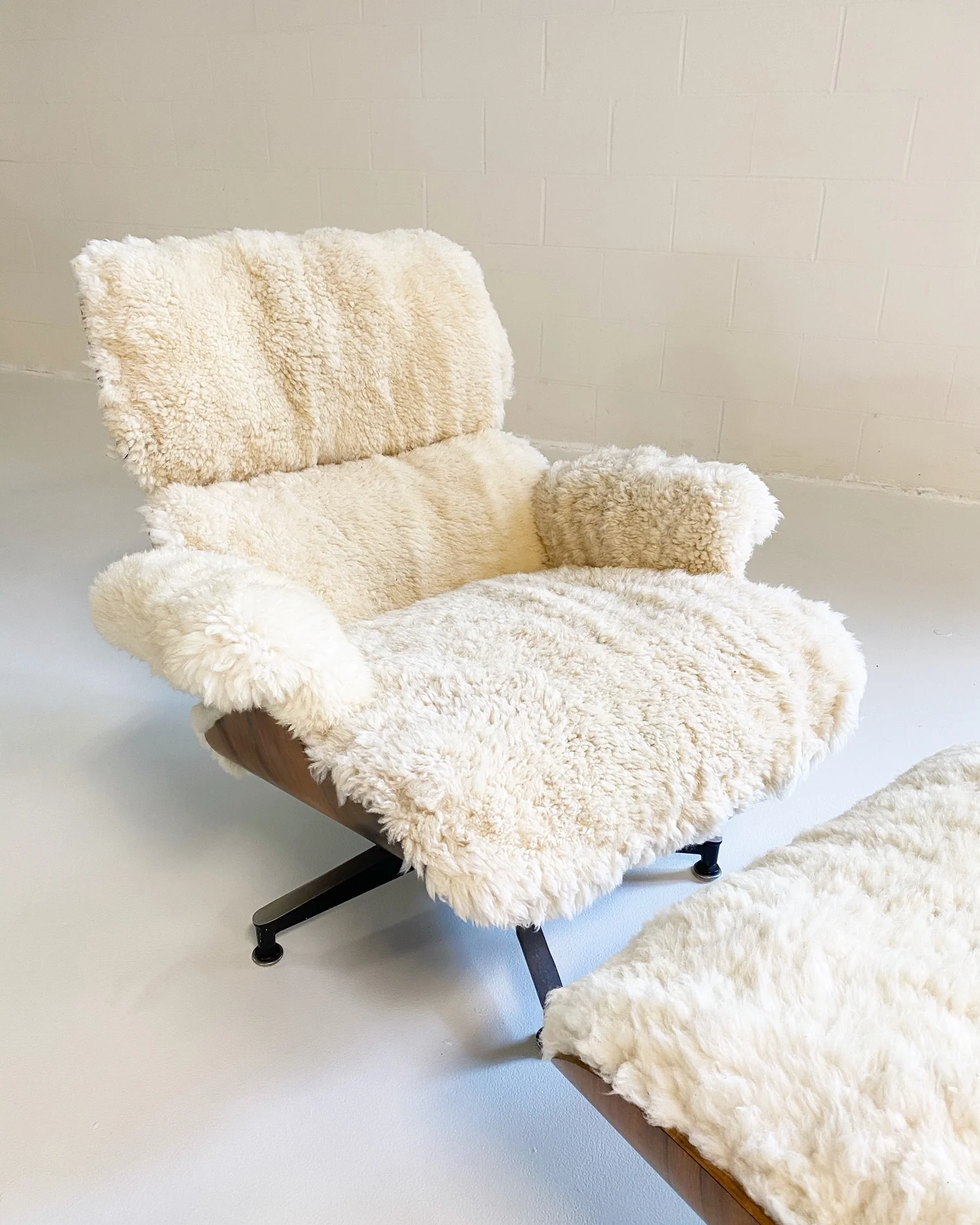 670 Lounge Chair and 671 Ottoman in California Sheepskin - Image 7