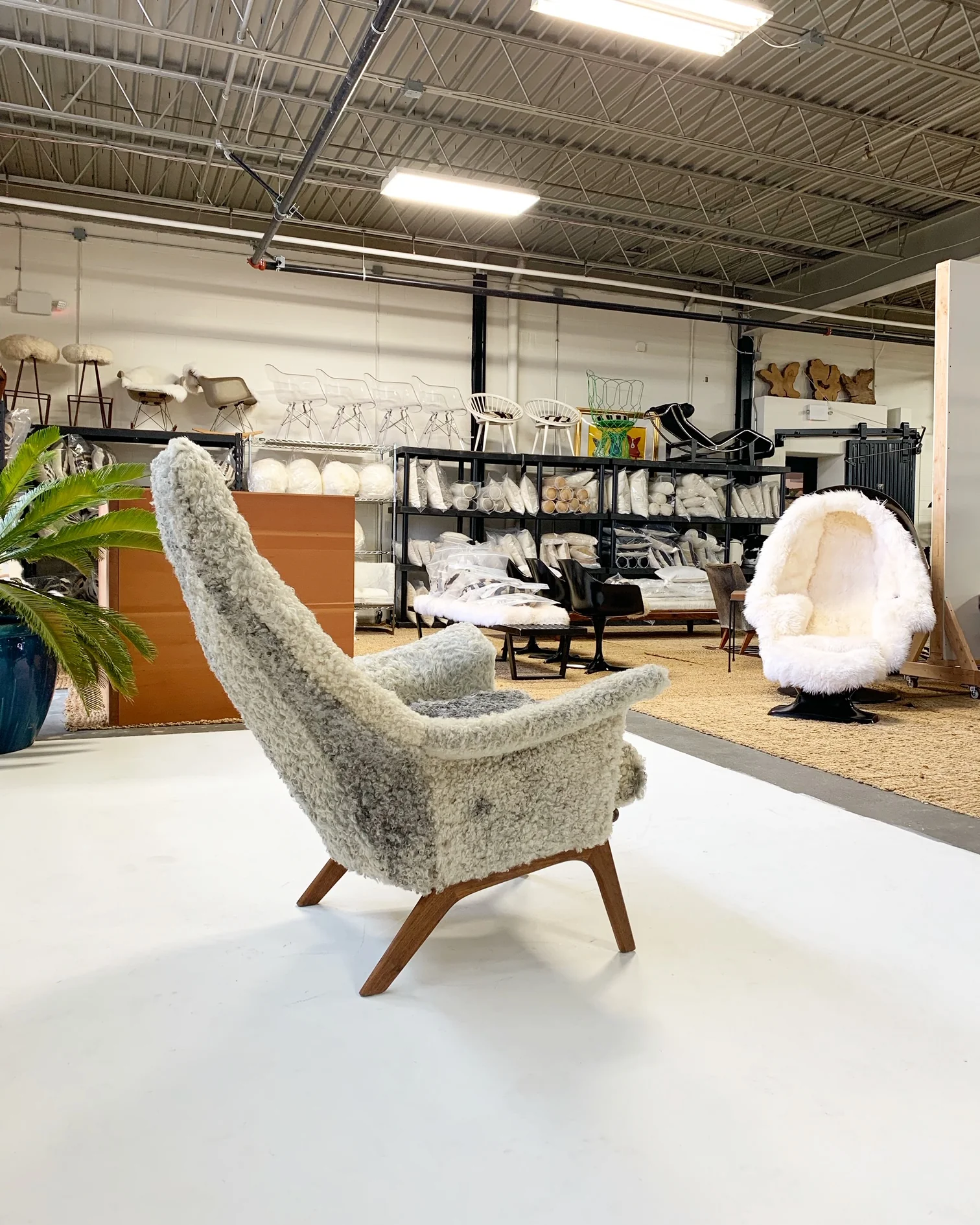1611 C Lounge Chair in Gotland Sheepskin - Image 10