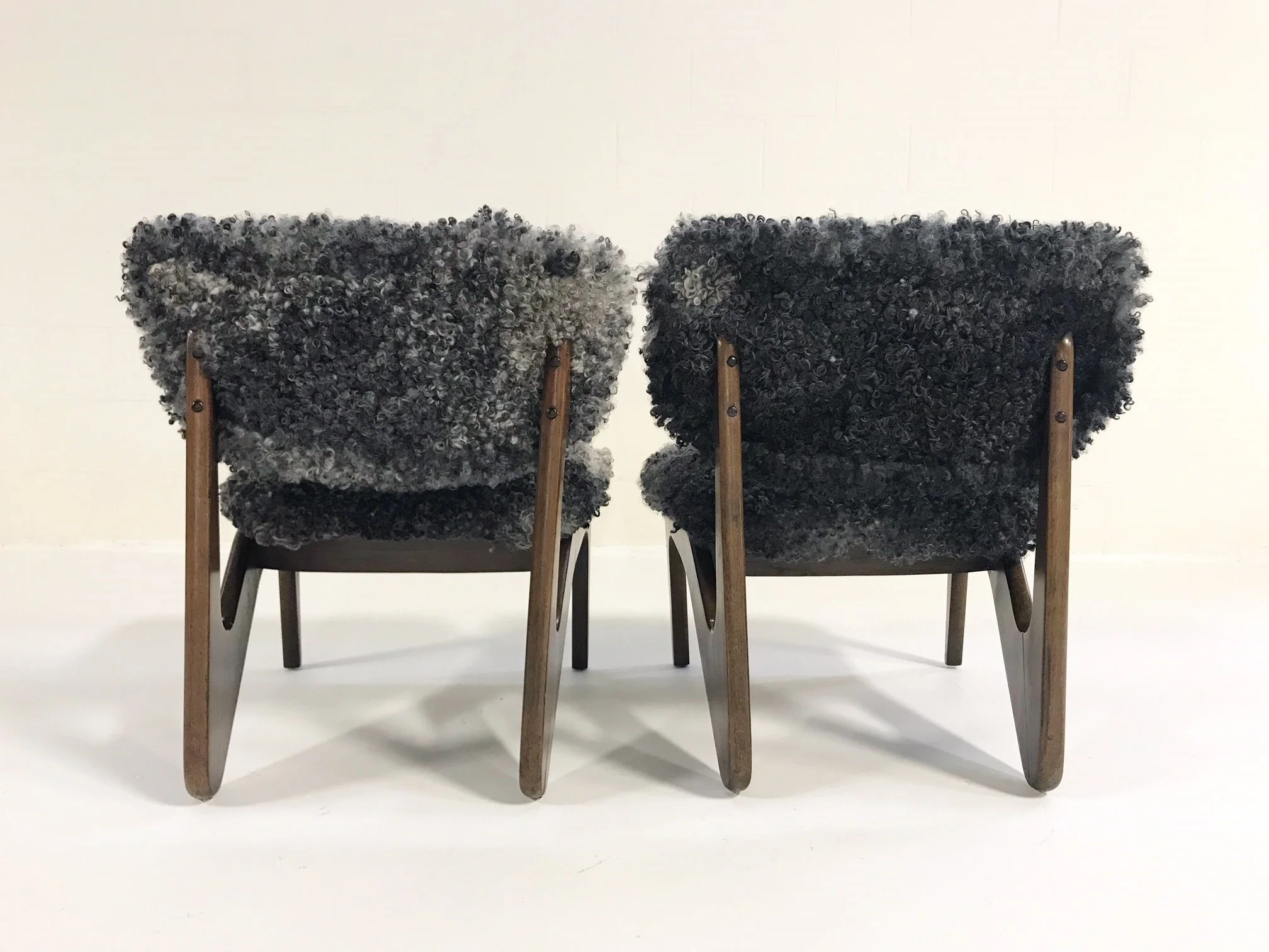 Sculptural Chairs in Gotland Sheepskin, pair - Image 3