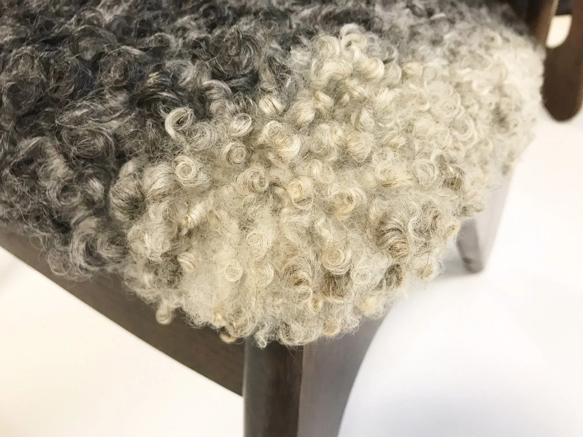 Sculptural Chairs in Gotland Sheepskin, pair - Image 4