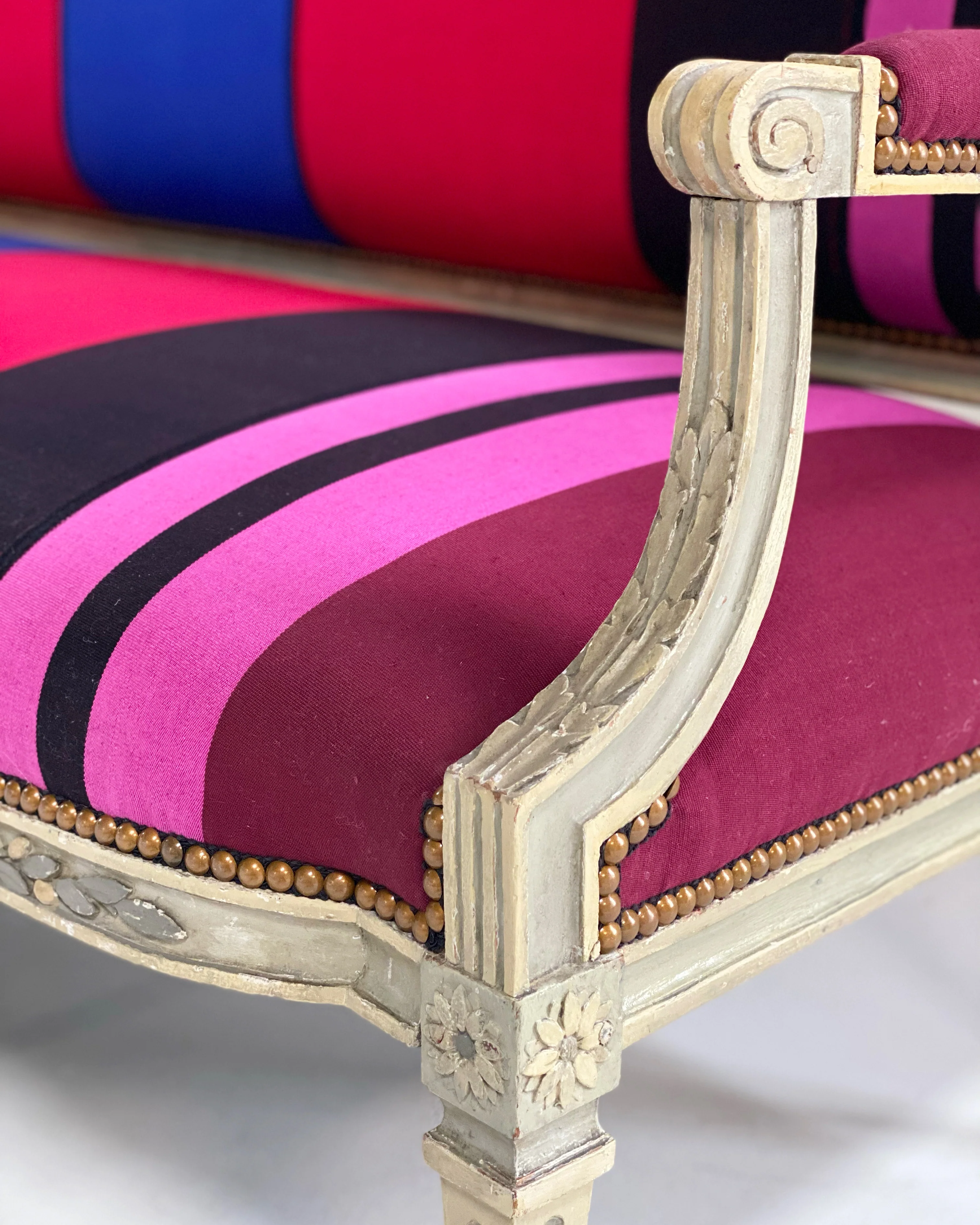 18th Century Louis XVI Canapé in Colville Cristobal Cotton - Image 5