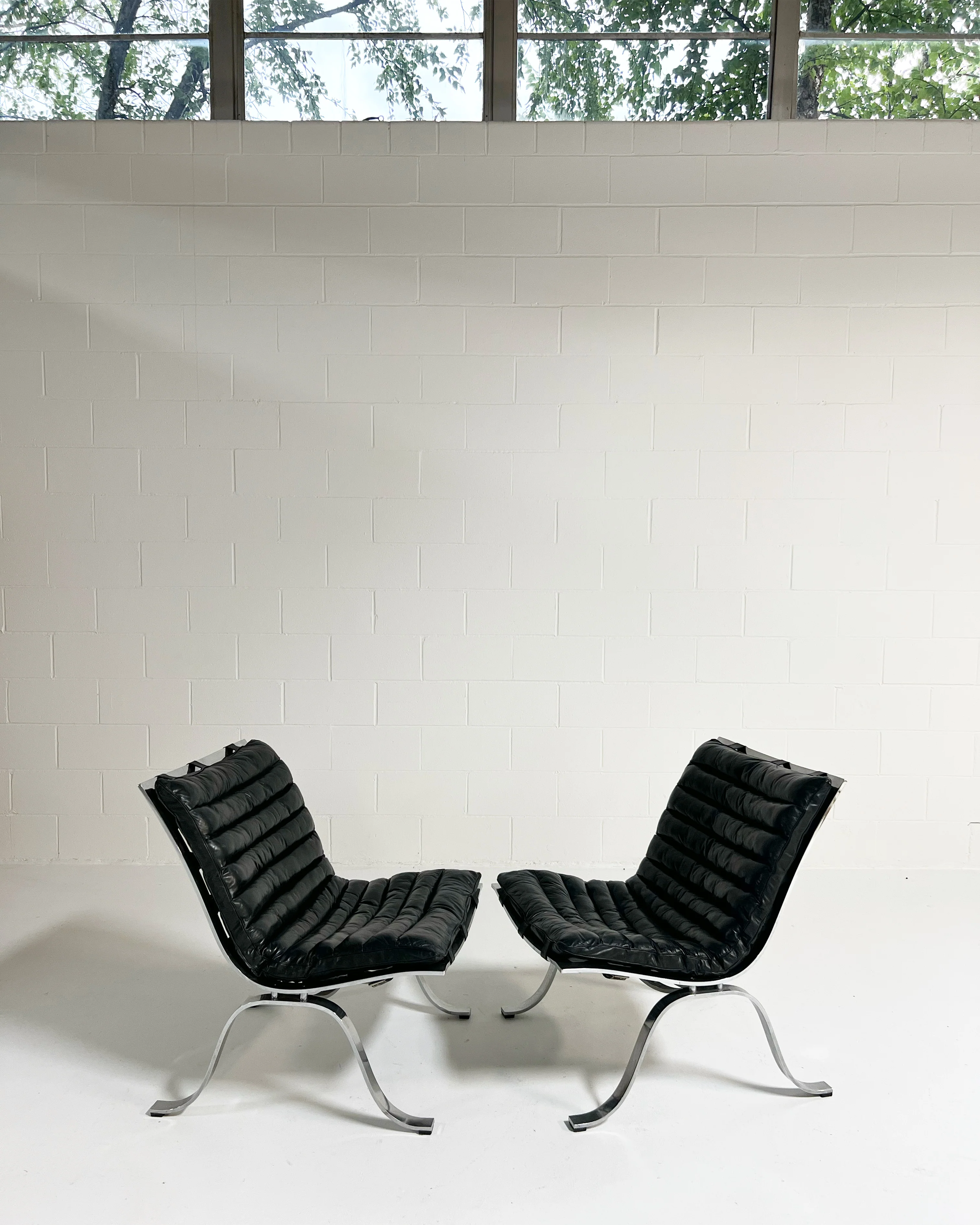 Ariet Lounge Chairs, Pair - Image 10
