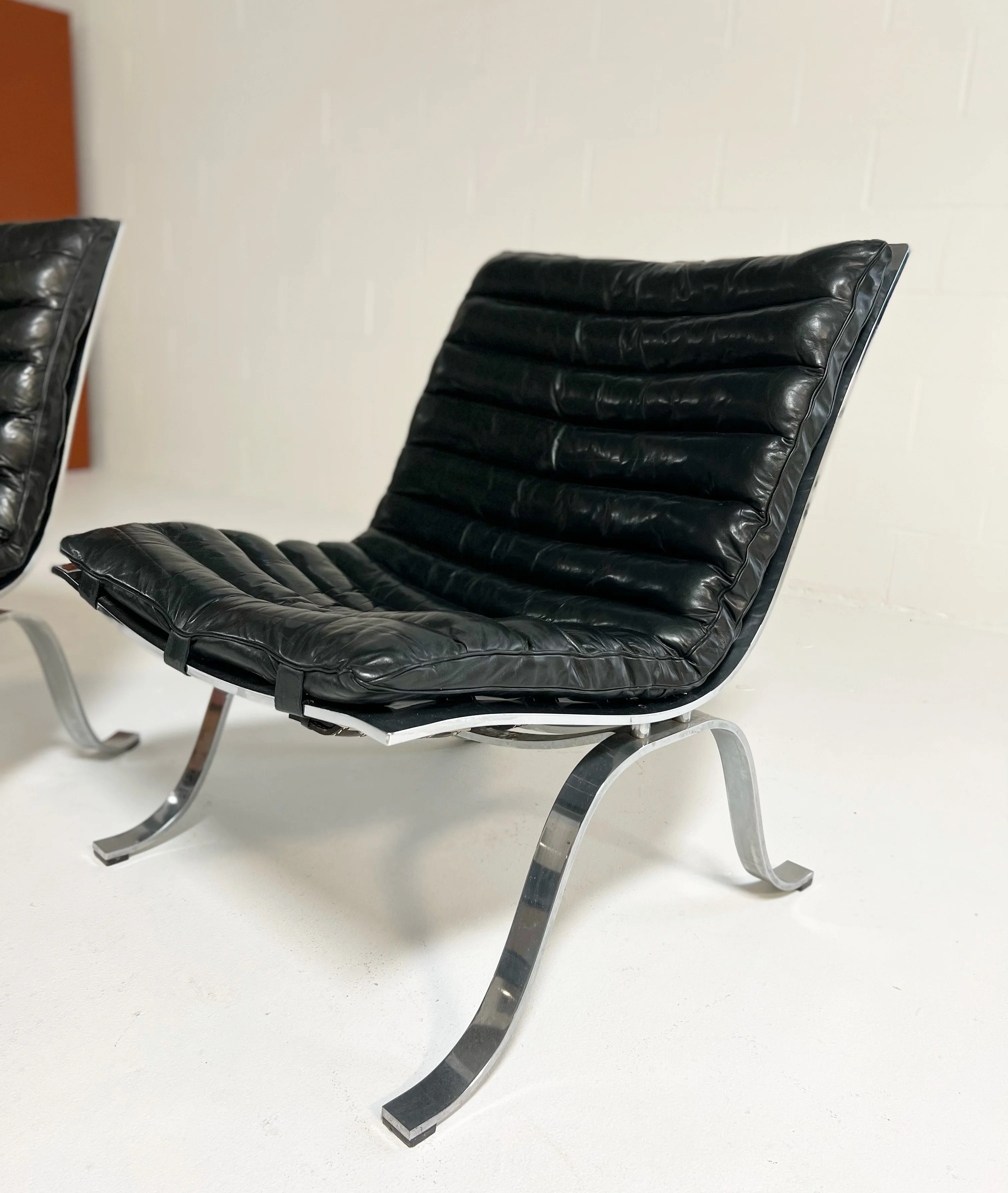 Ariet Lounge Chairs, Pair - Image 11