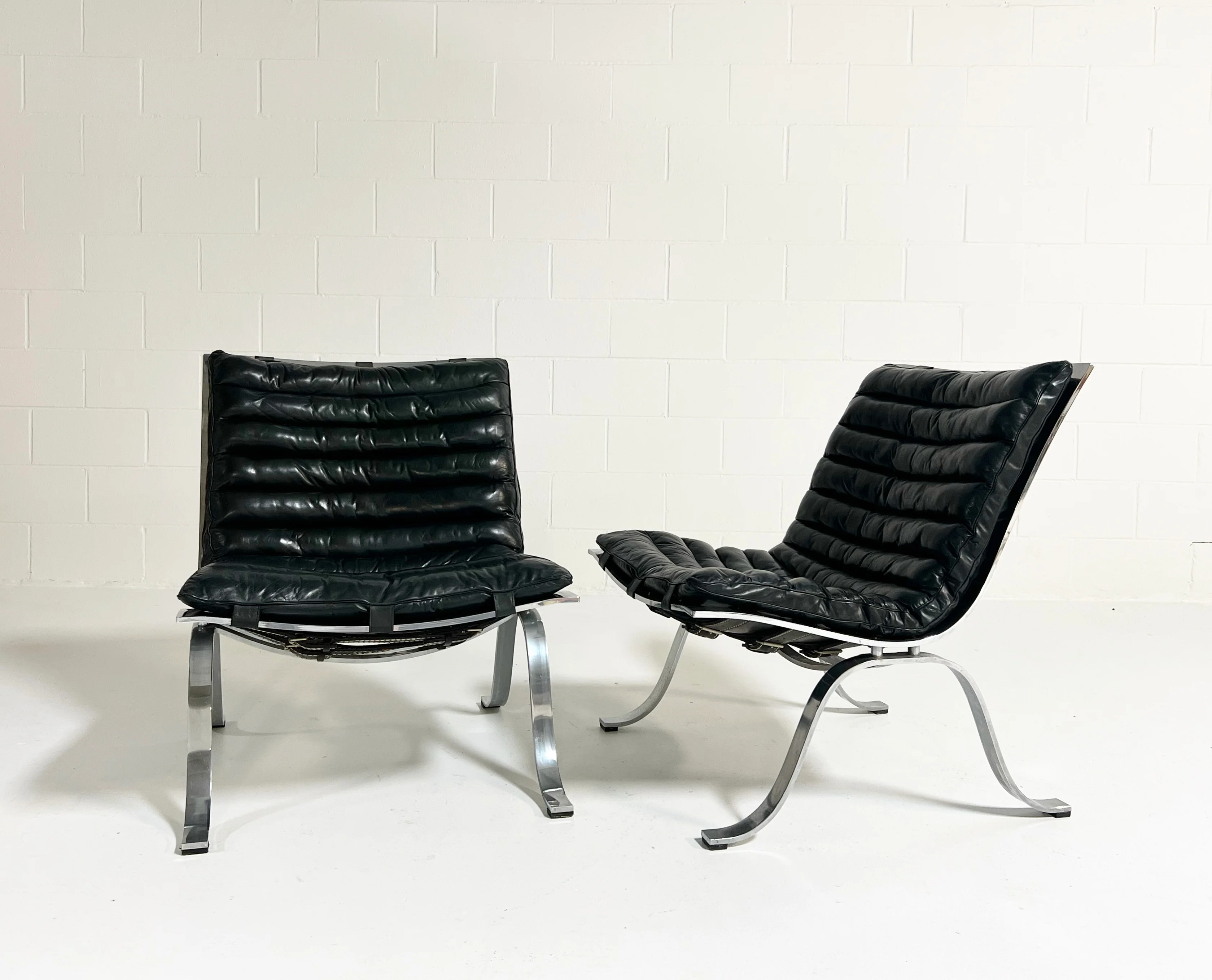 Ariet Lounge Chairs, Pair - Image 13
