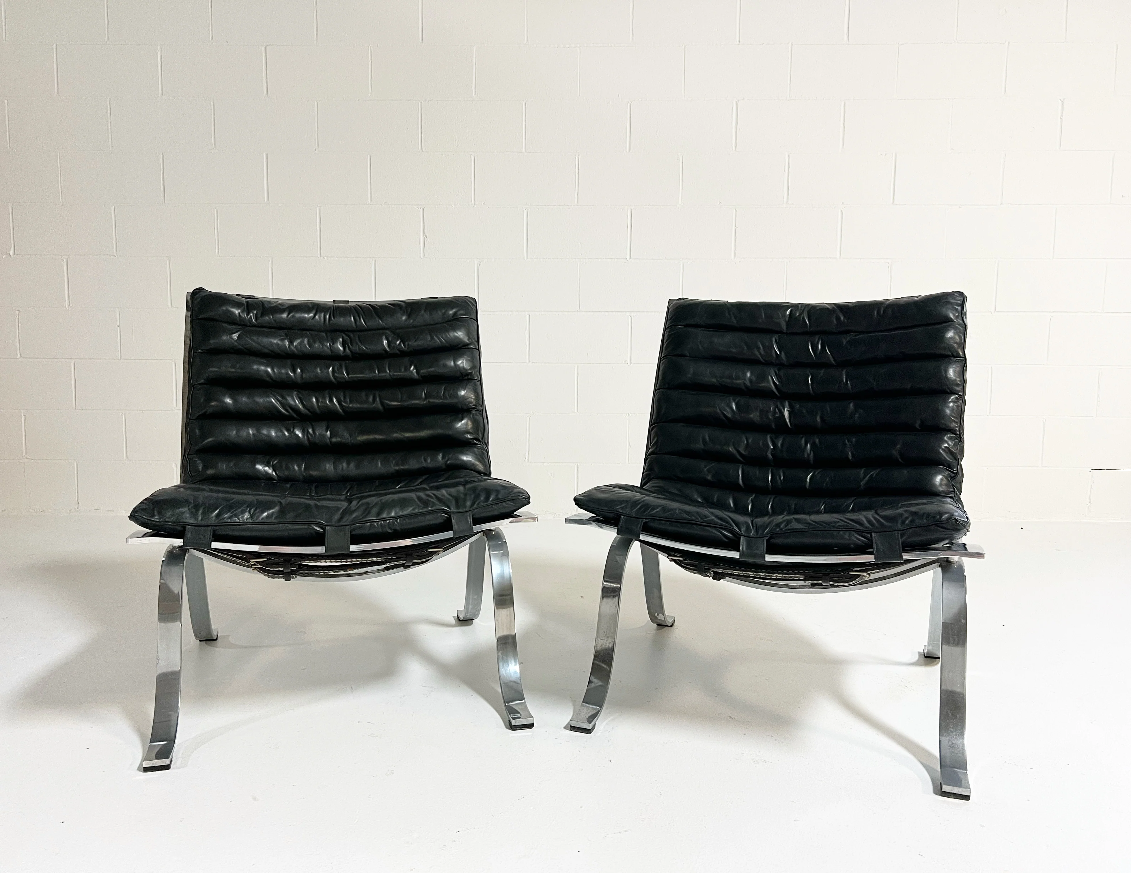 Ariet Lounge Chairs, Pair - Image 6