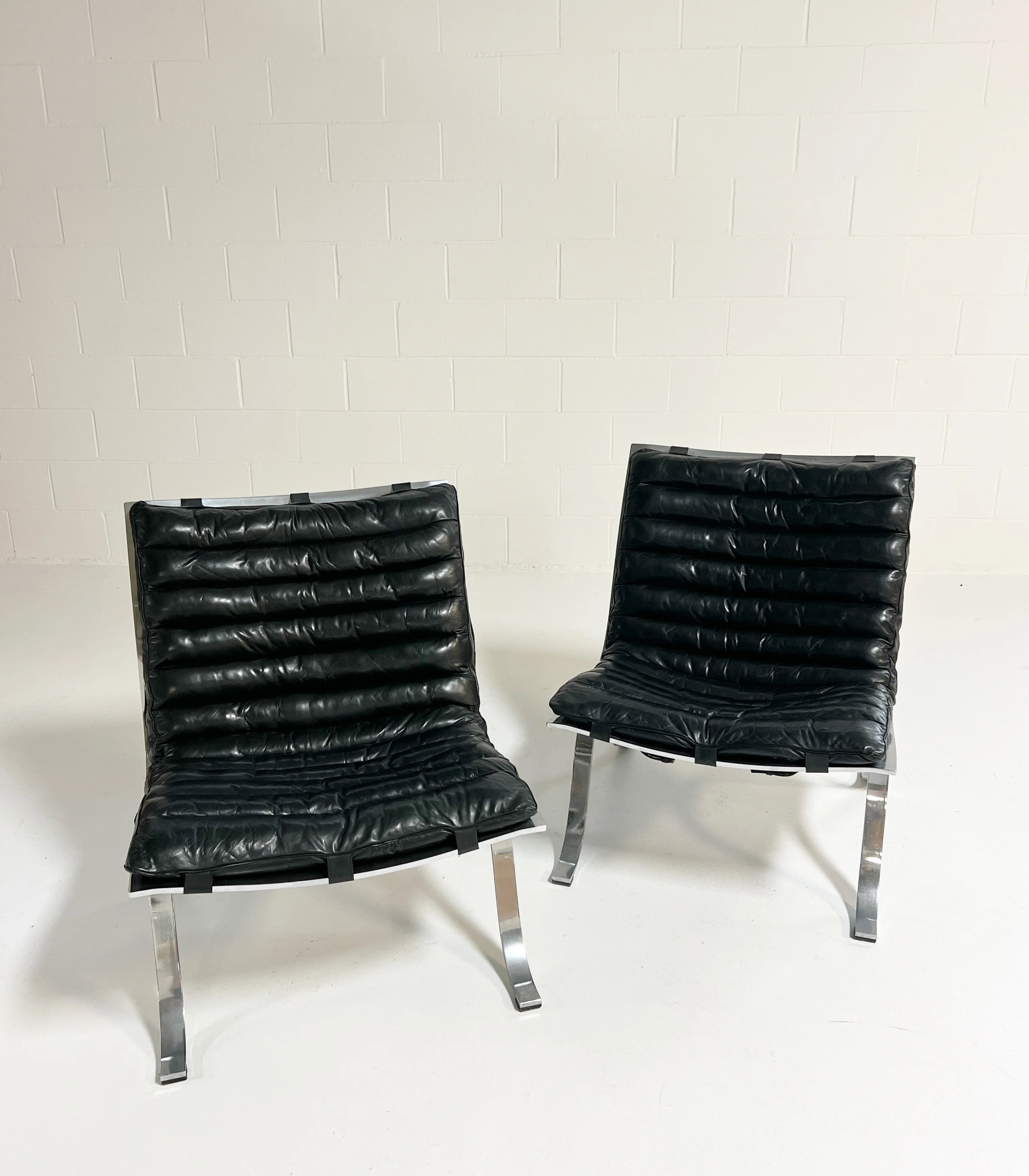 Ariet Lounge Chairs, Pair - Image 7
