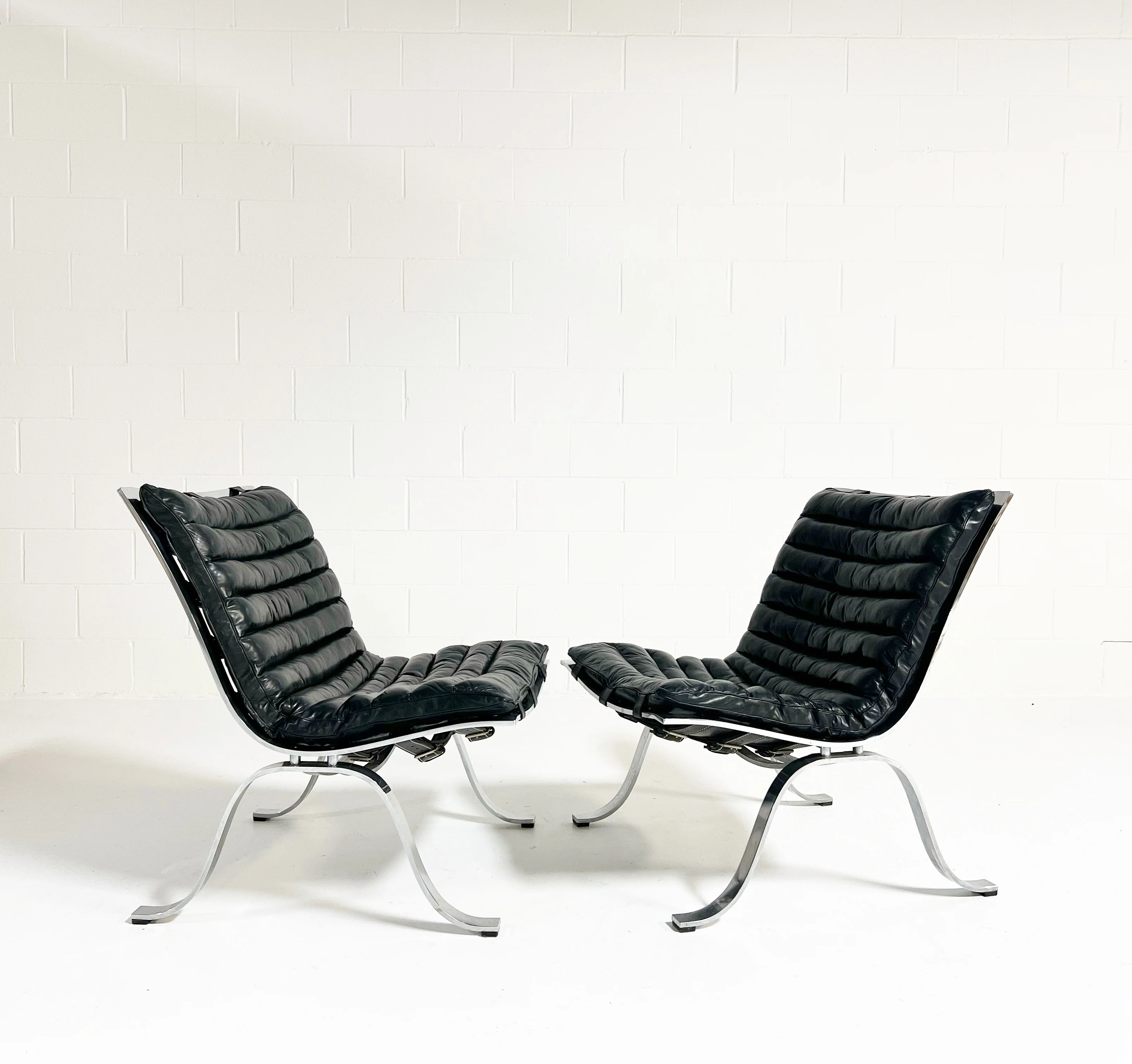 Ariet Lounge Chairs, Pair - Image 9