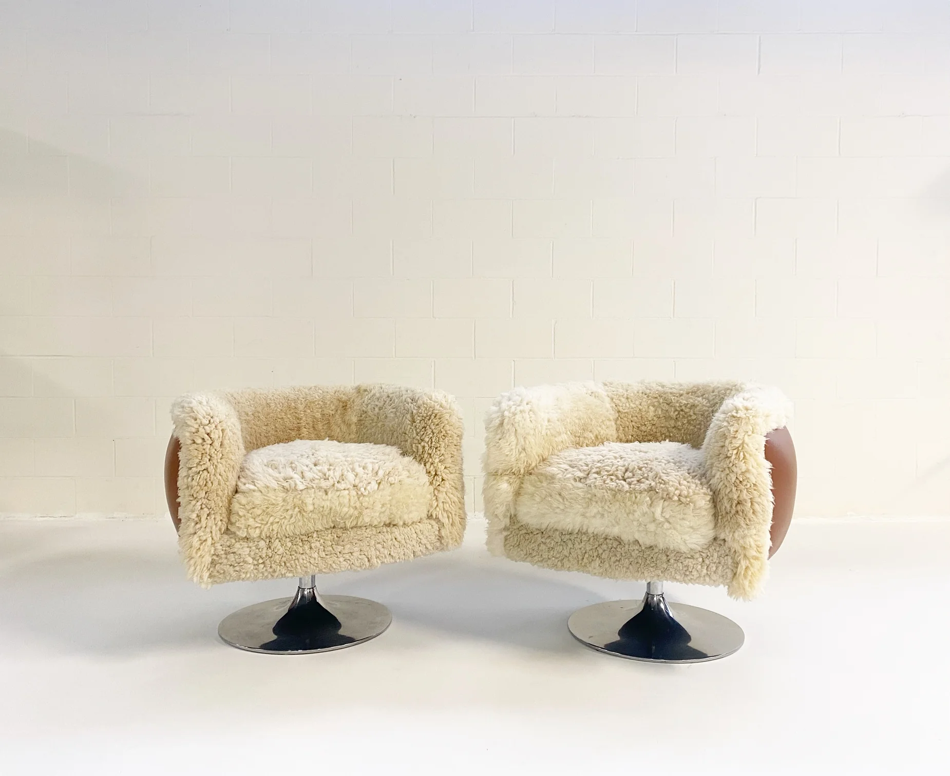 Swivel Lounge Chairs in California Sheepskin and Loro Piana Leather, pair - Image 12
