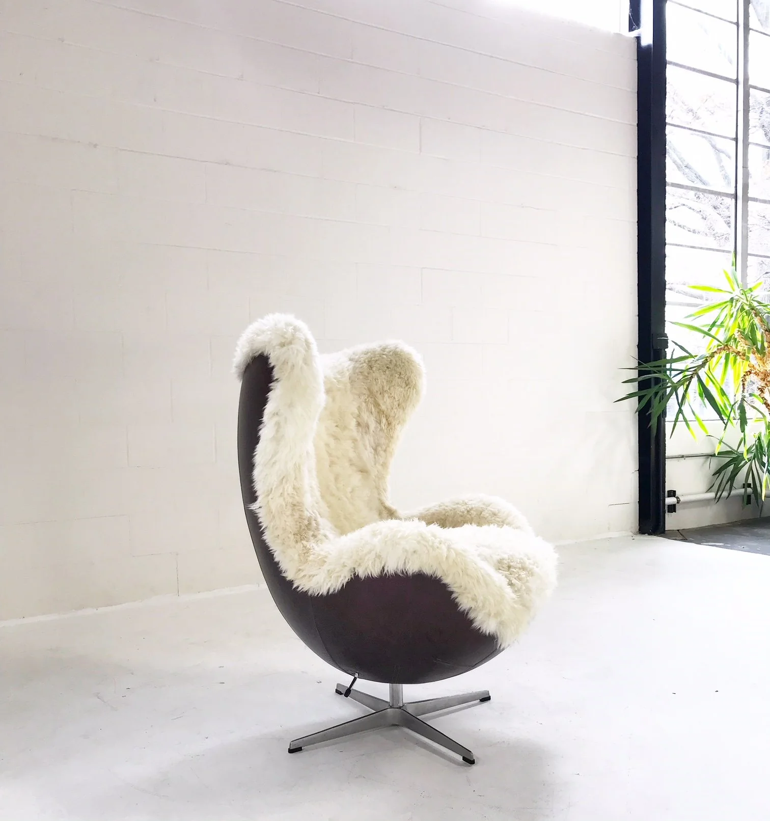 Egg Chair in Brazilian Sheepskin and Leather - Image 3