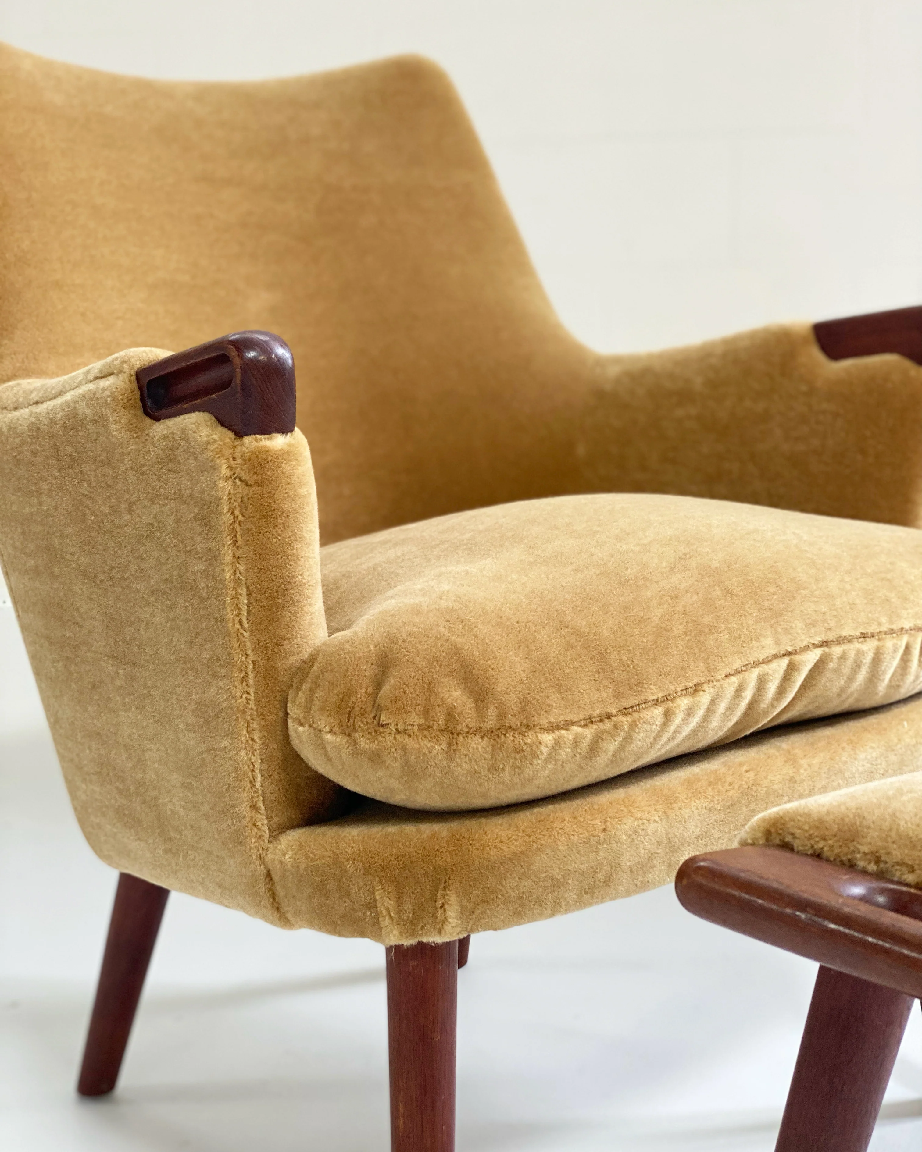 CH71 Lounge Chair and Ottoman in Pierre Frey Teddy Mohair - Image 2