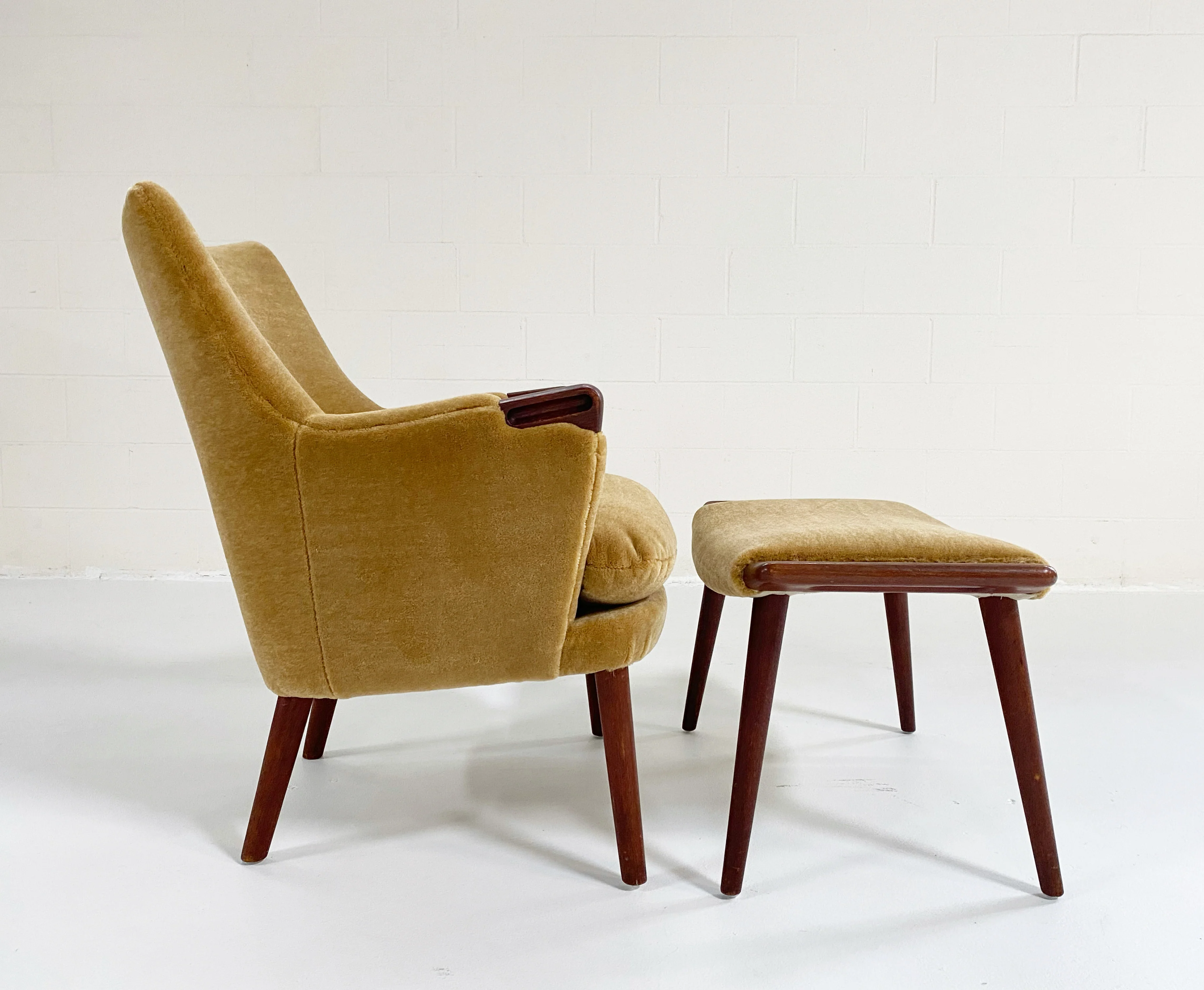 CH71 Lounge Chair and Ottoman in Pierre Frey Teddy Mohair - Image 3