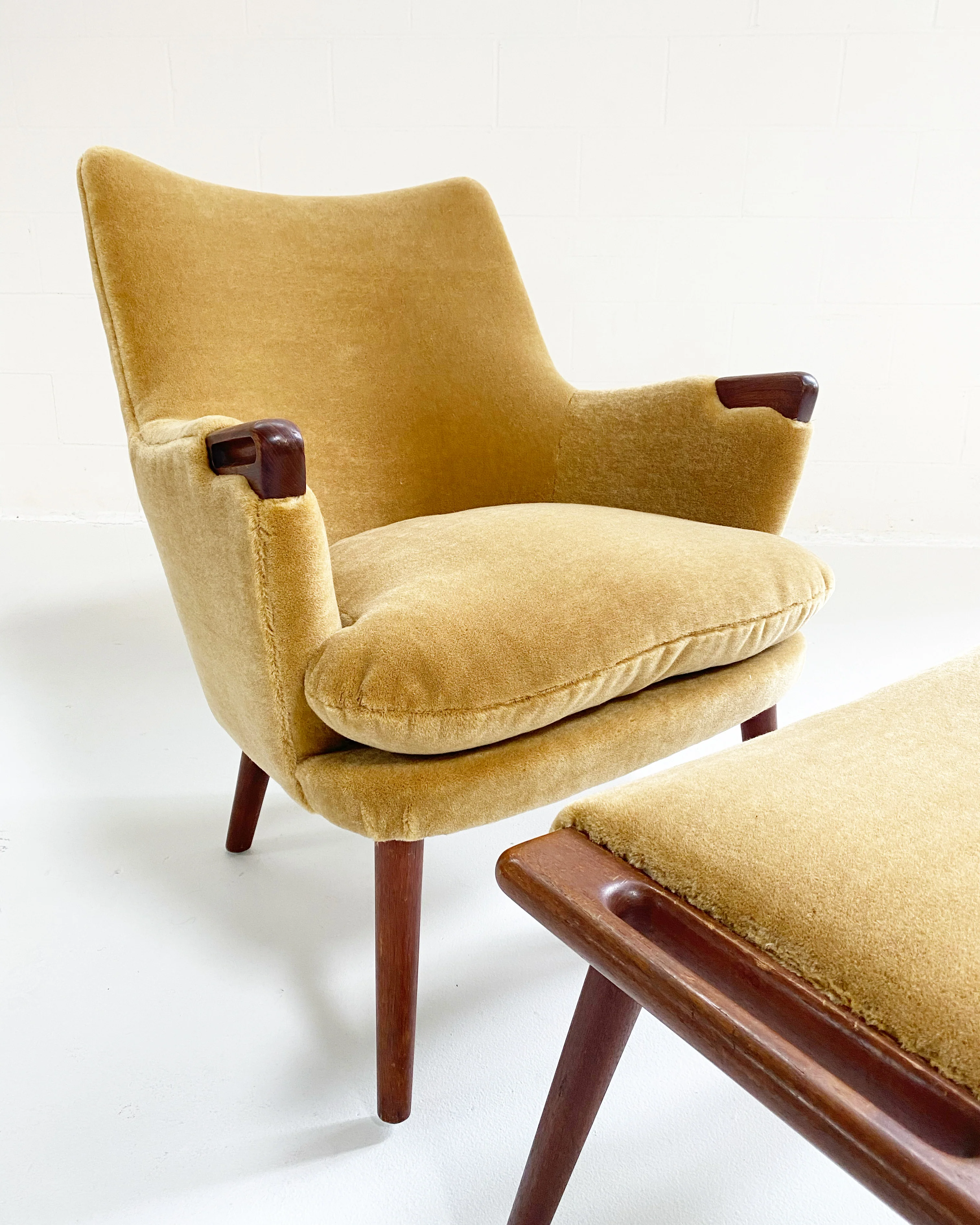 CH71 Lounge Chair and Ottoman in Pierre Frey Teddy Mohair - Image 4