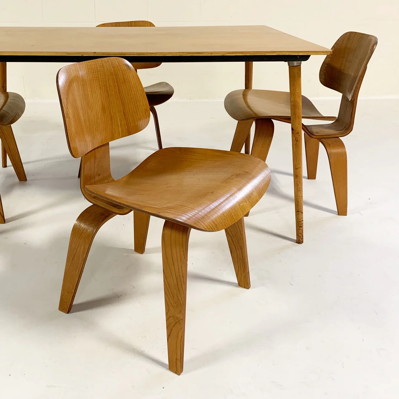 DTW-3 Table and DCW Dining Chairs, set of 4 - Image 3