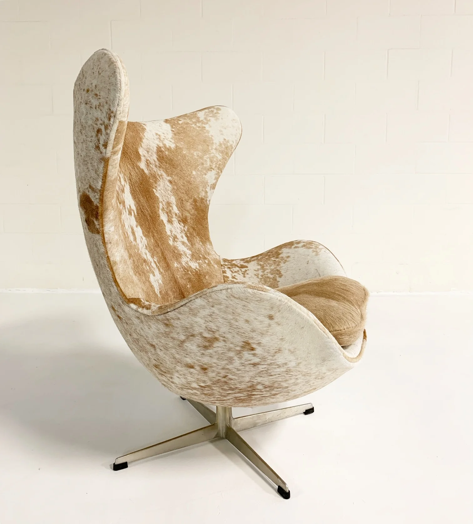 Egg Chairs in Brazilian Cowhide, pair - Image 10