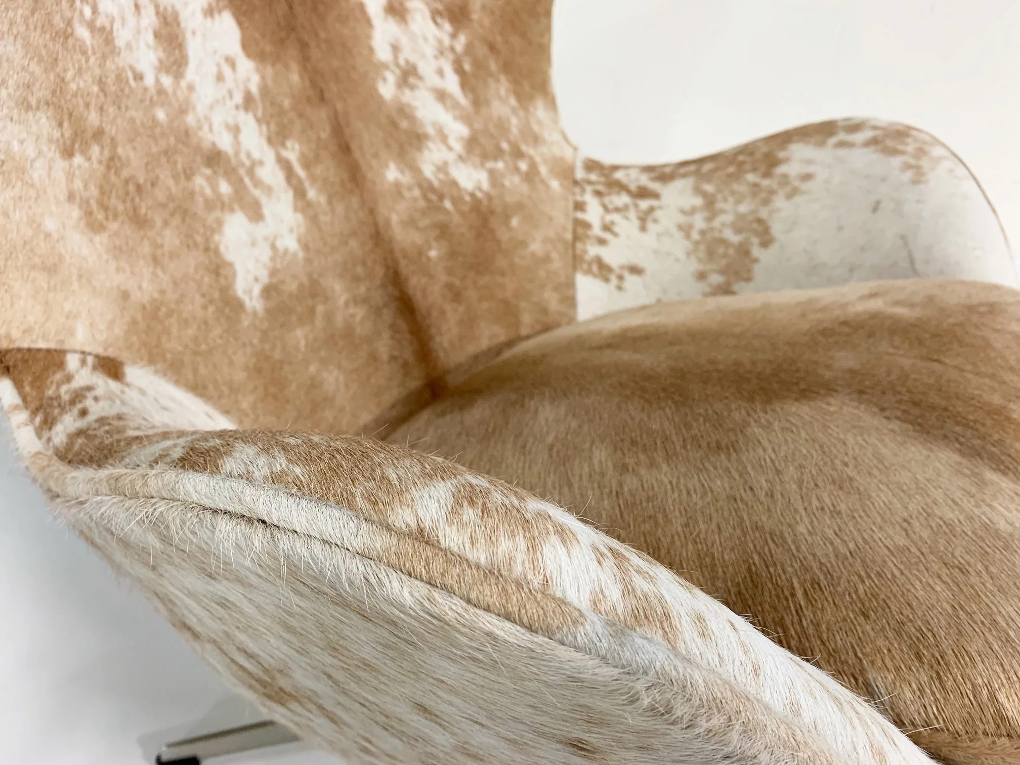 Egg Chairs in Brazilian Cowhide, pair - Image 14