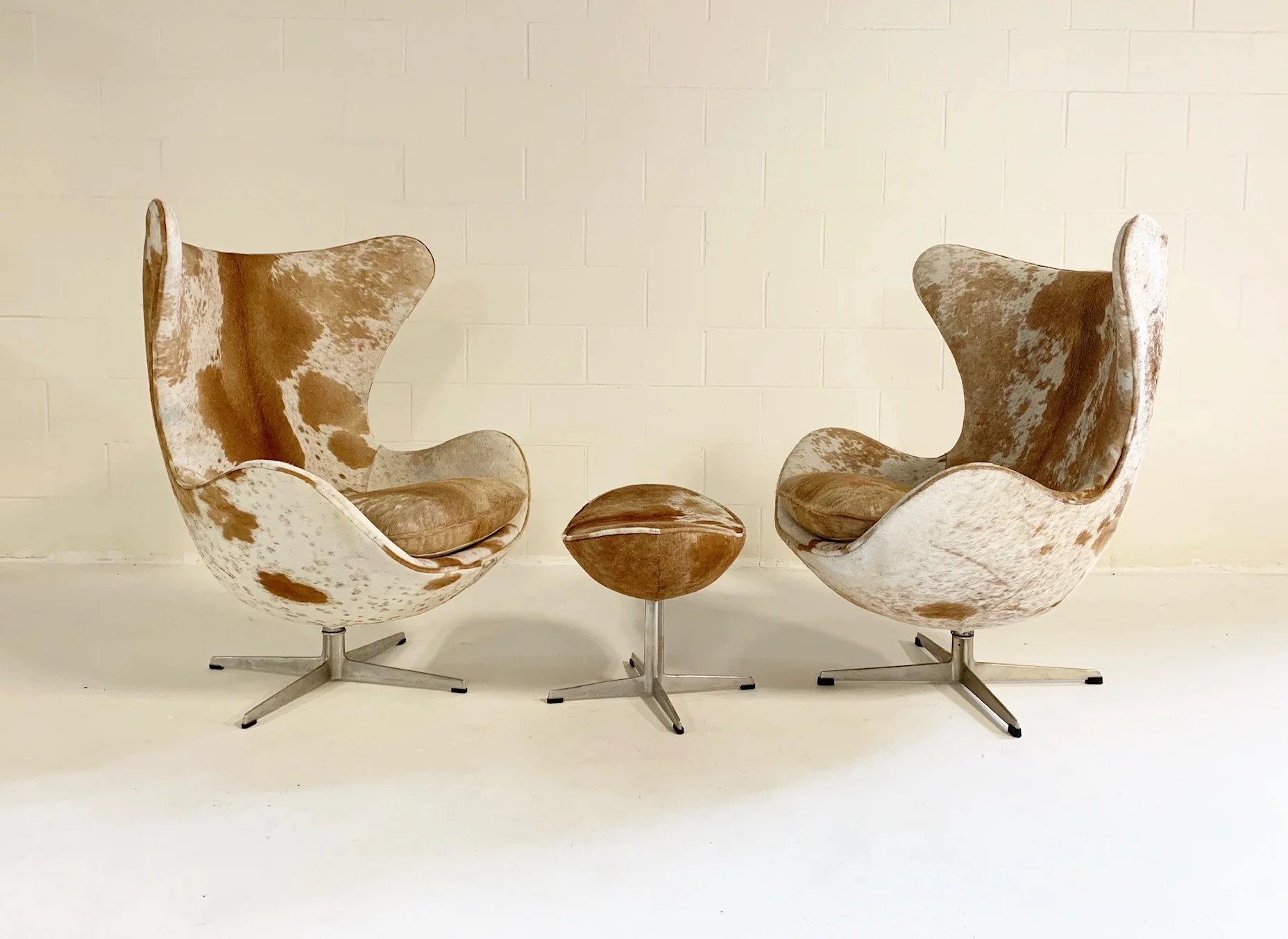 Egg Chairs in Brazilian Cowhide, pair - Image 4