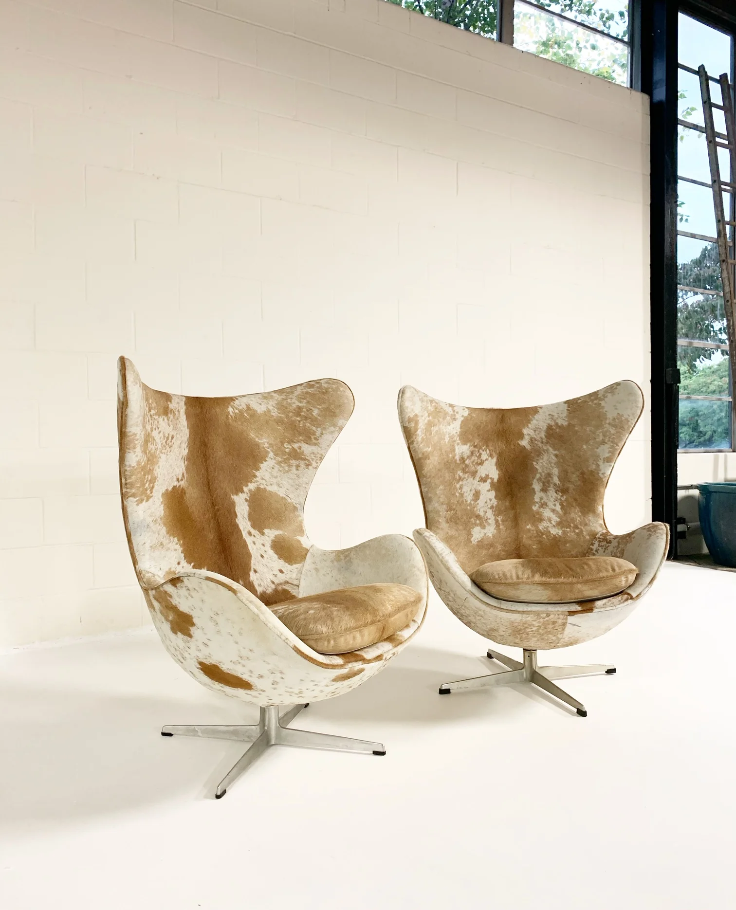 Egg Chairs in Brazilian Cowhide, pair - Image 6