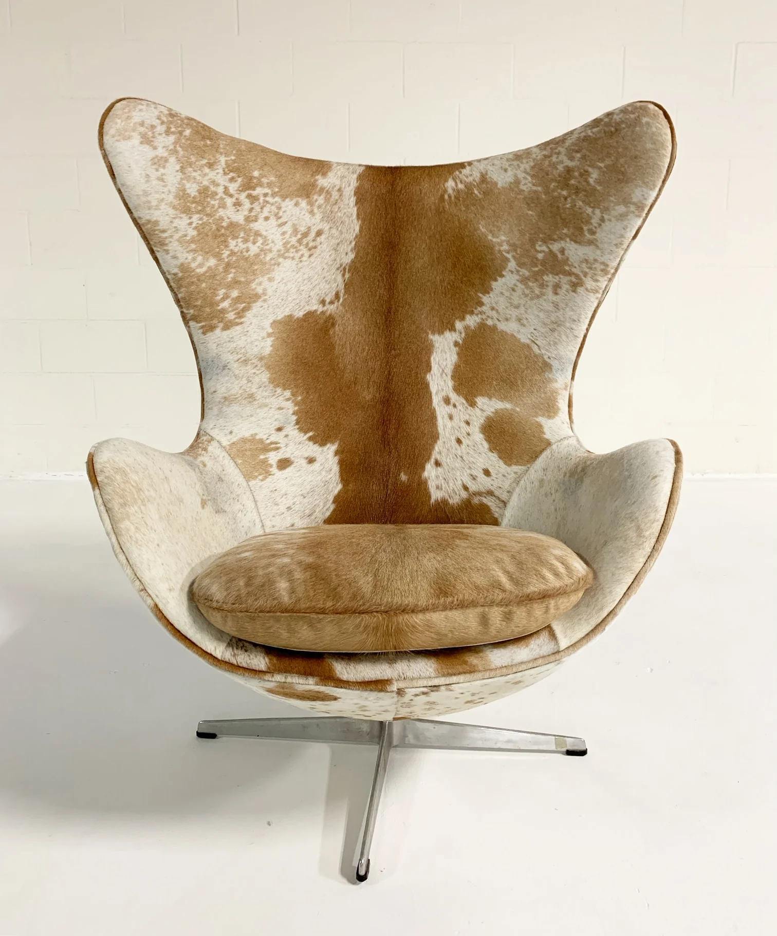 Egg Chairs in Brazilian Cowhide, pair - Image 7