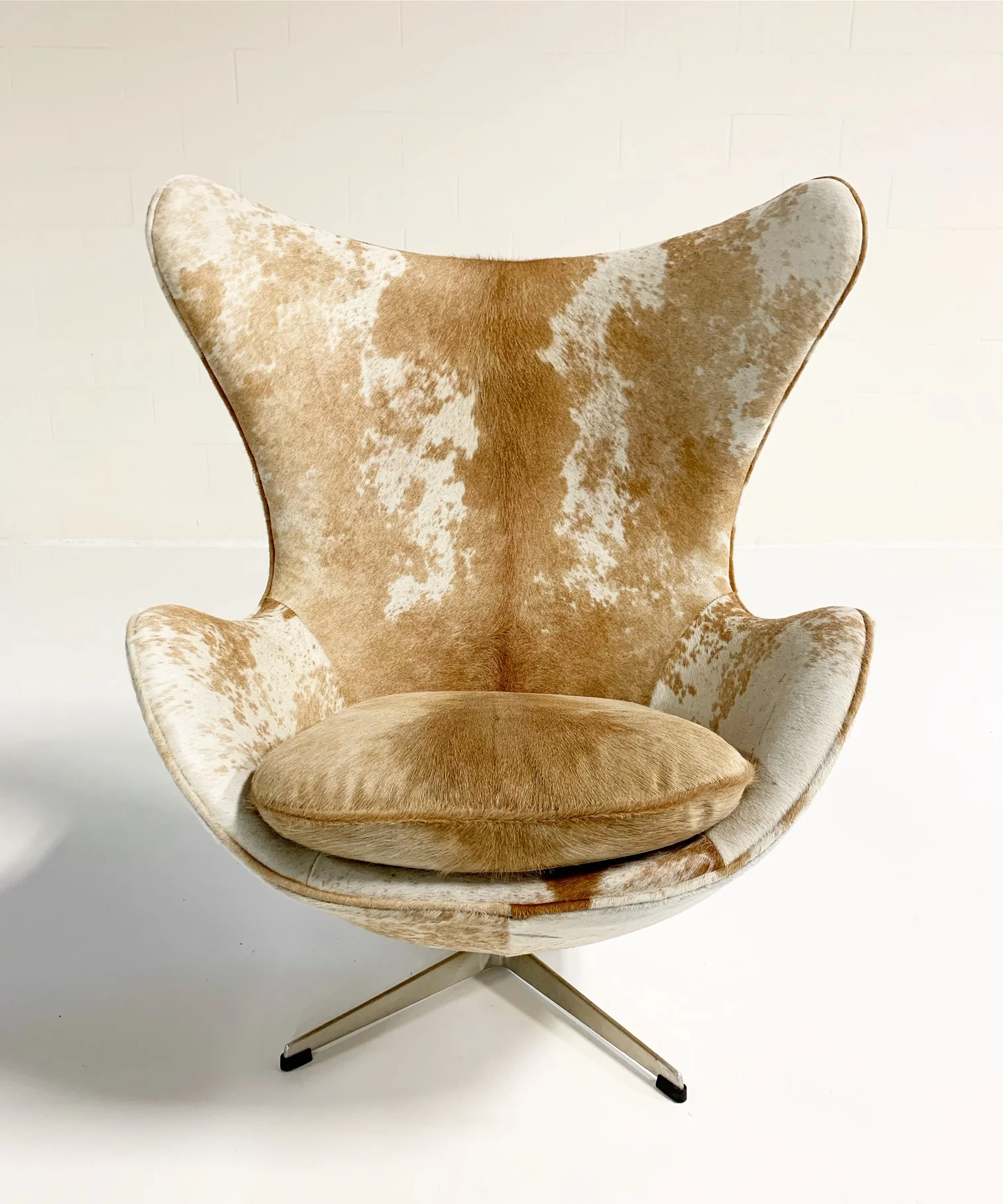 Egg Chairs in Brazilian Cowhide, pair - Image 8