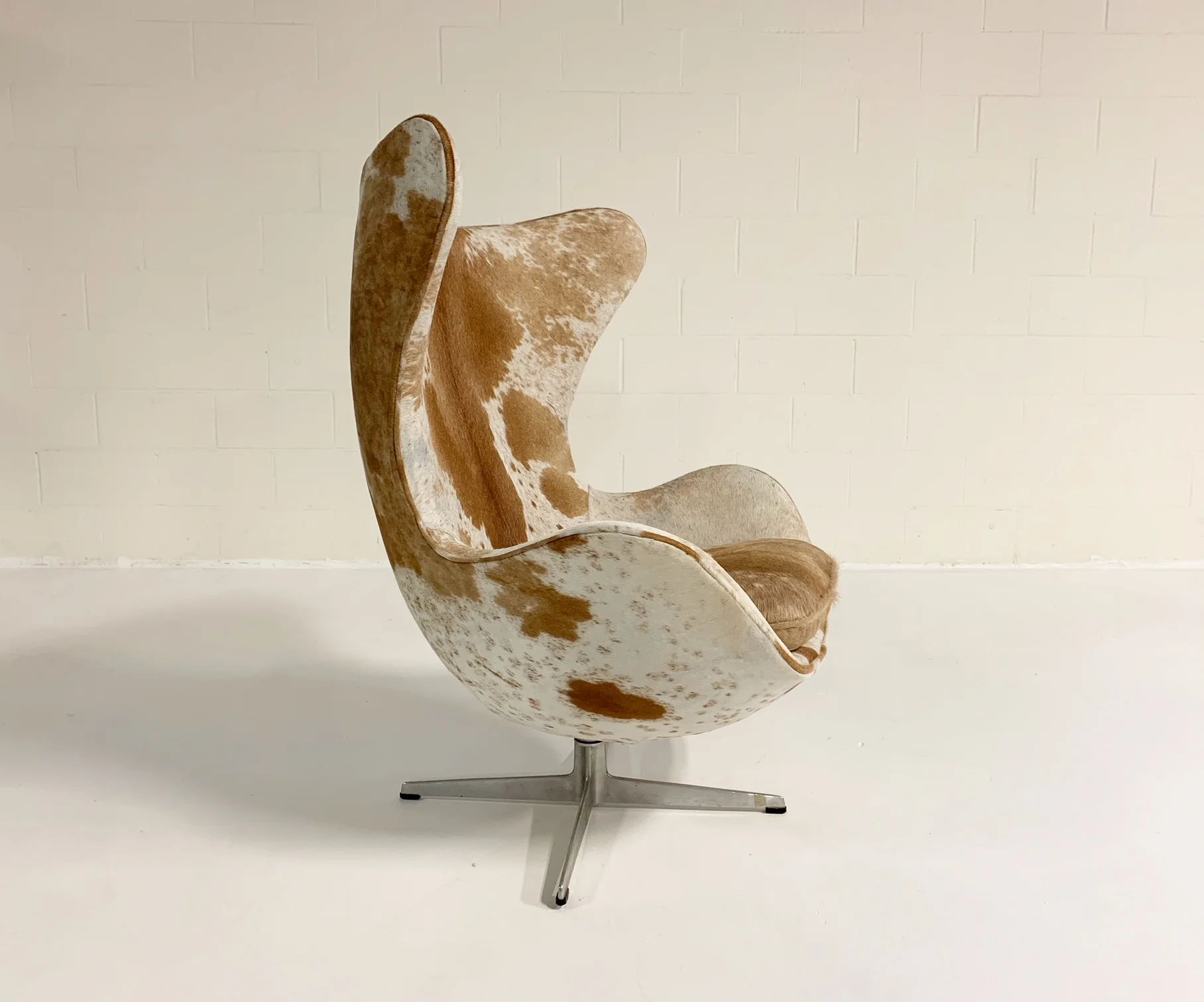Egg Chairs in Brazilian Cowhide, pair - Image 9