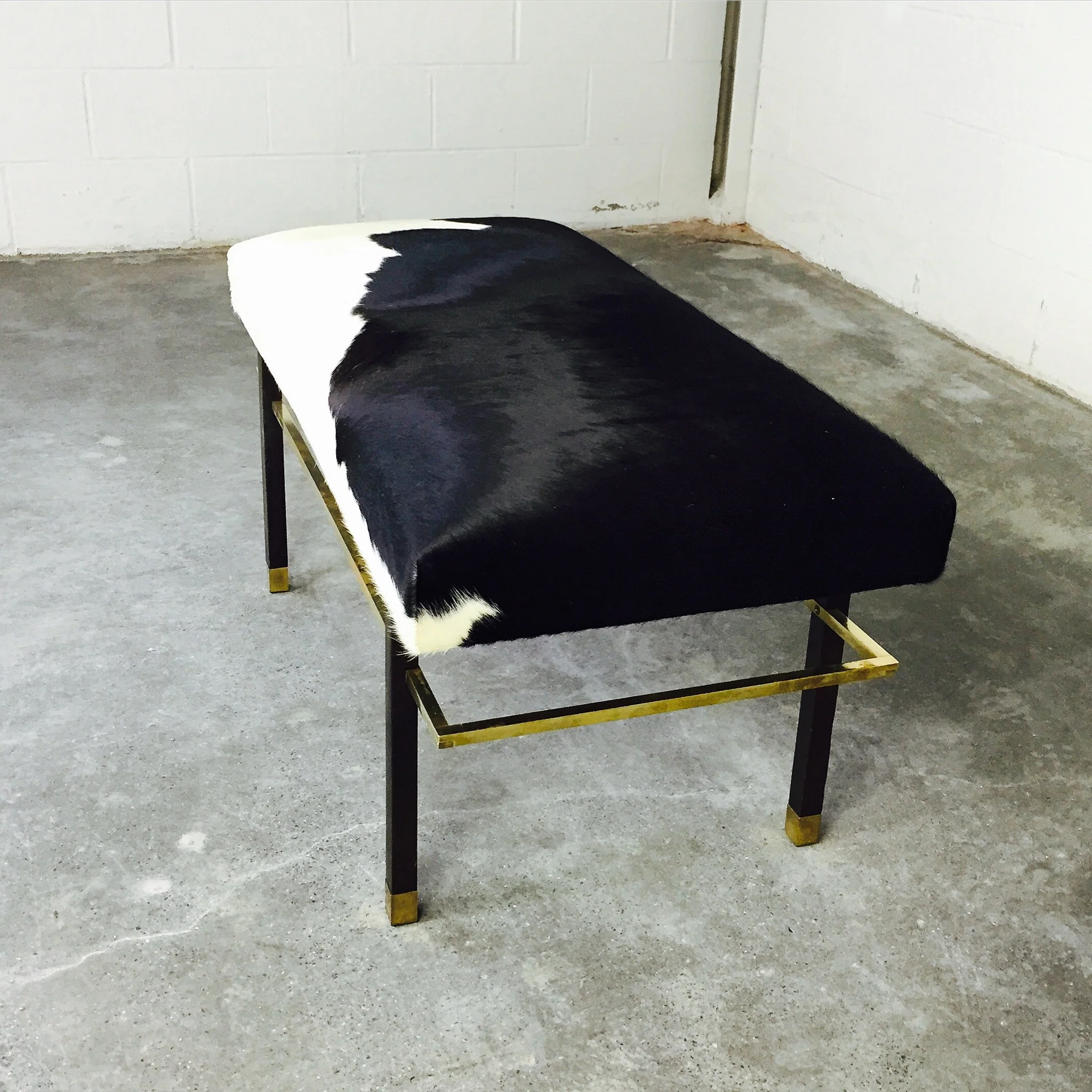 Mahogany and Brass Bench in Brazilian Cowhide - Image 3
