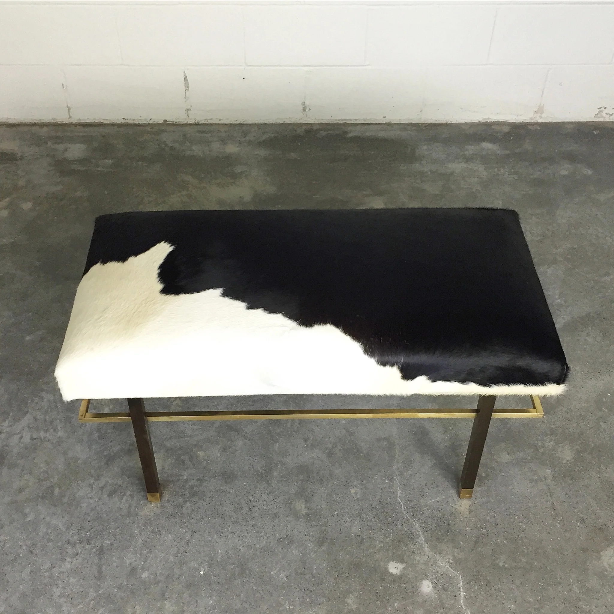Mahogany and Brass Bench in Brazilian Cowhide - Image 4