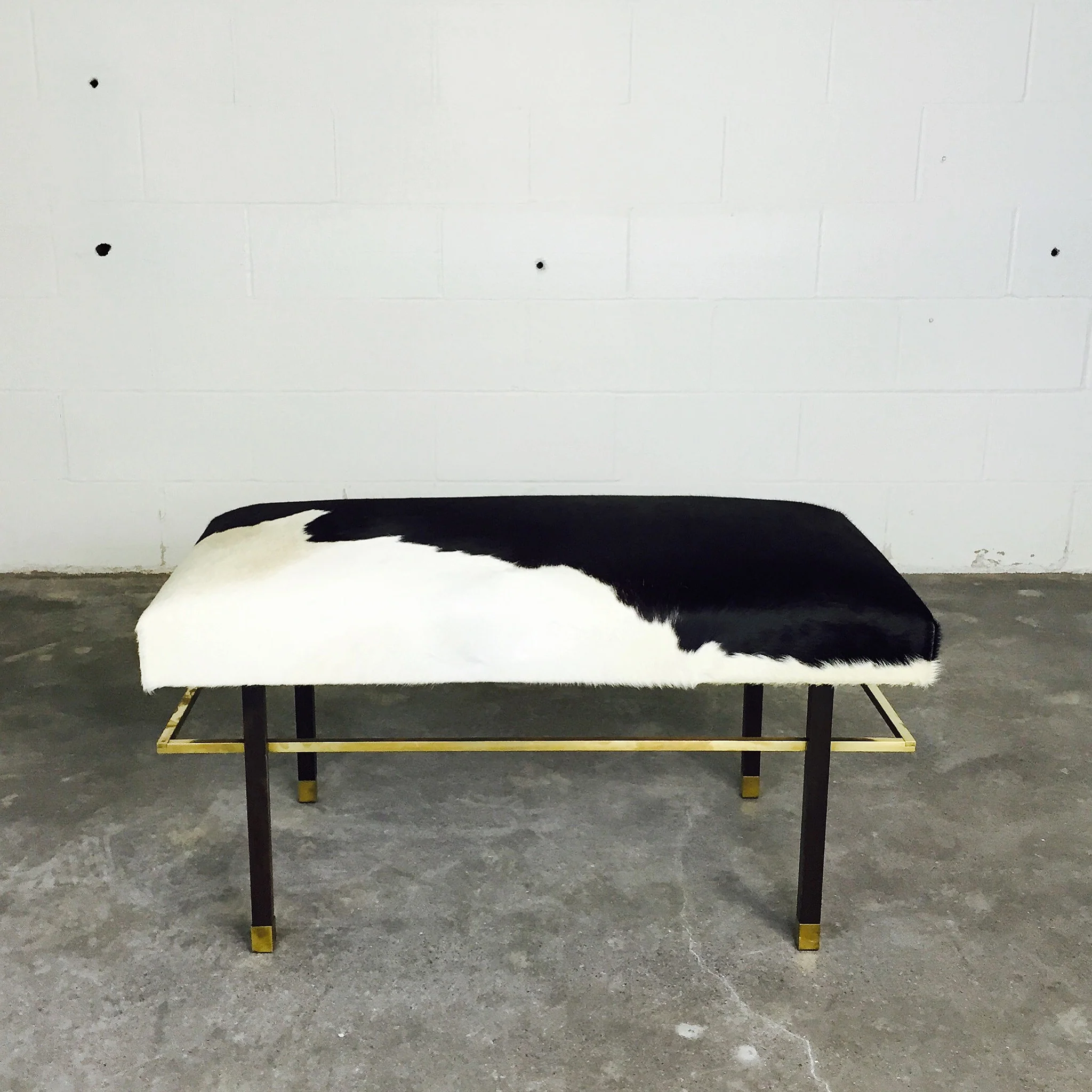 Mahogany and Brass Bench in Brazilian Cowhide - Image 5