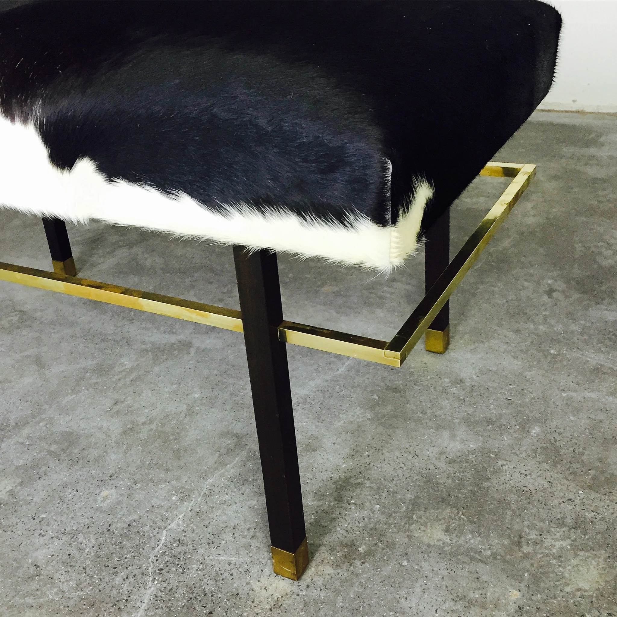 Mahogany and Brass Bench in Brazilian Cowhide - Image 6