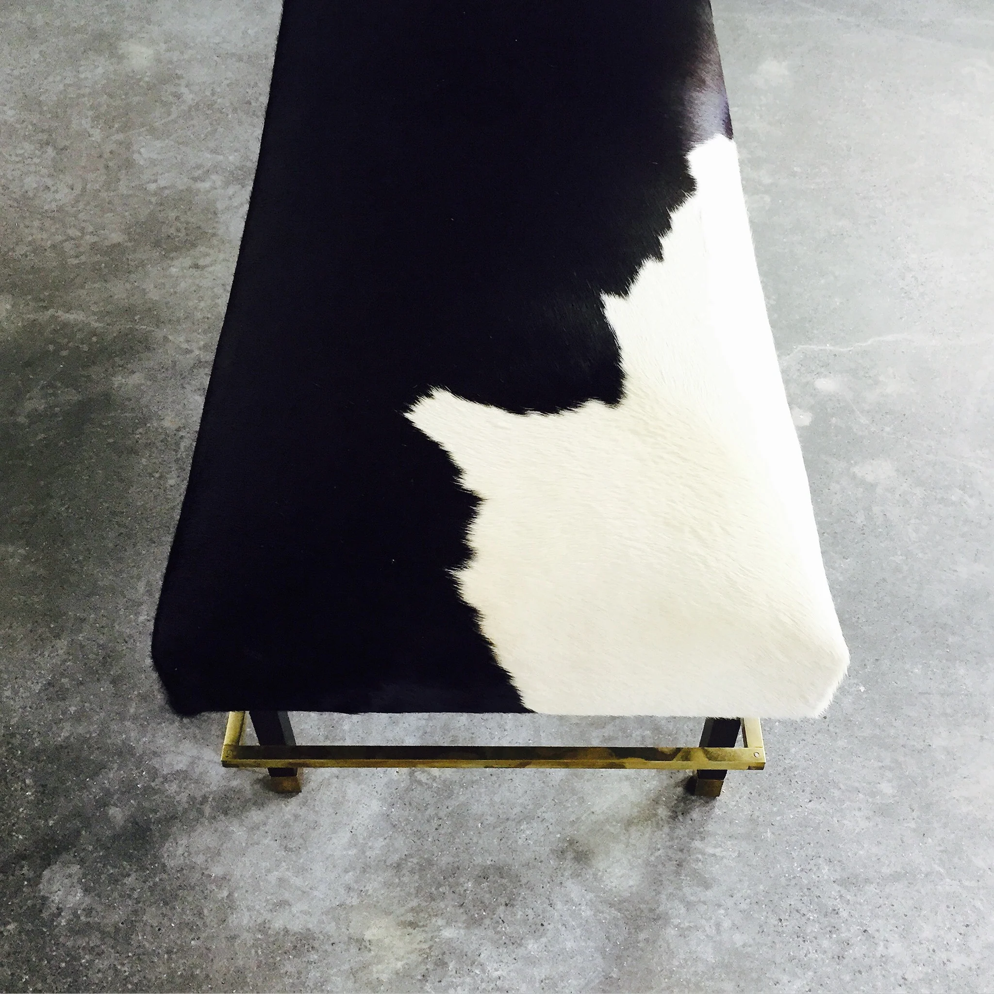 Mahogany and Brass Bench in Brazilian Cowhide - Image 7