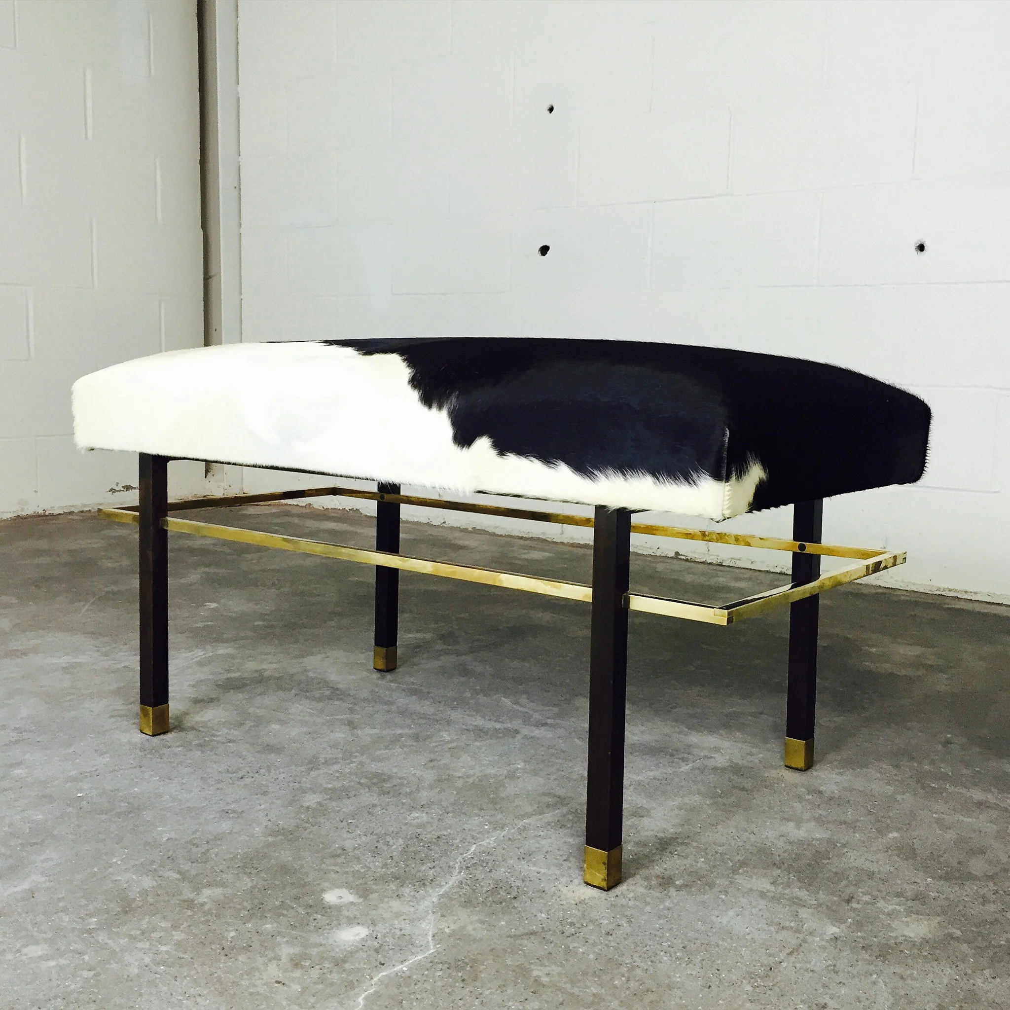Mahogany and Brass Bench in Brazilian Cowhide - Image 8