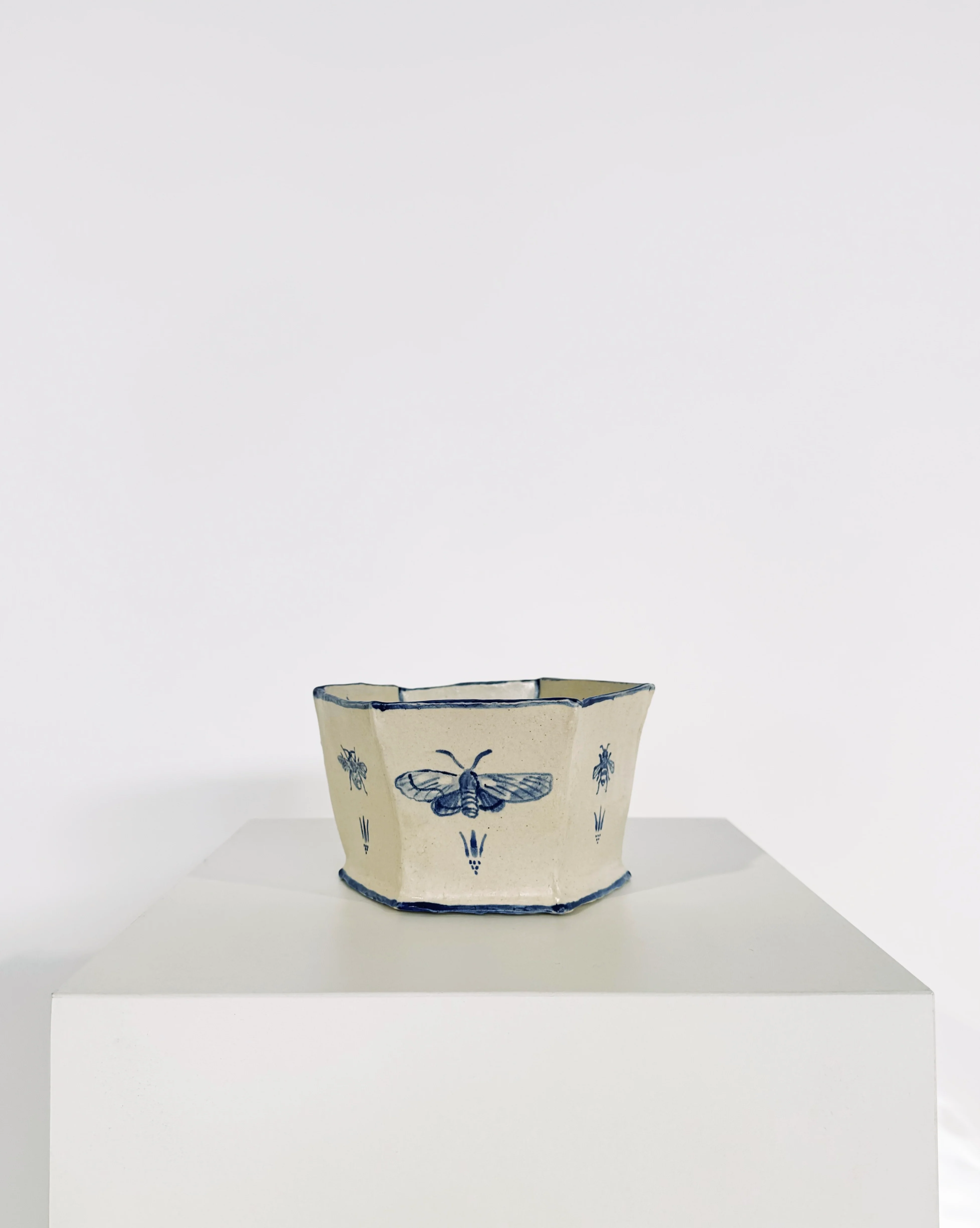 Les Mères et Les Abeilles Affamées Vase