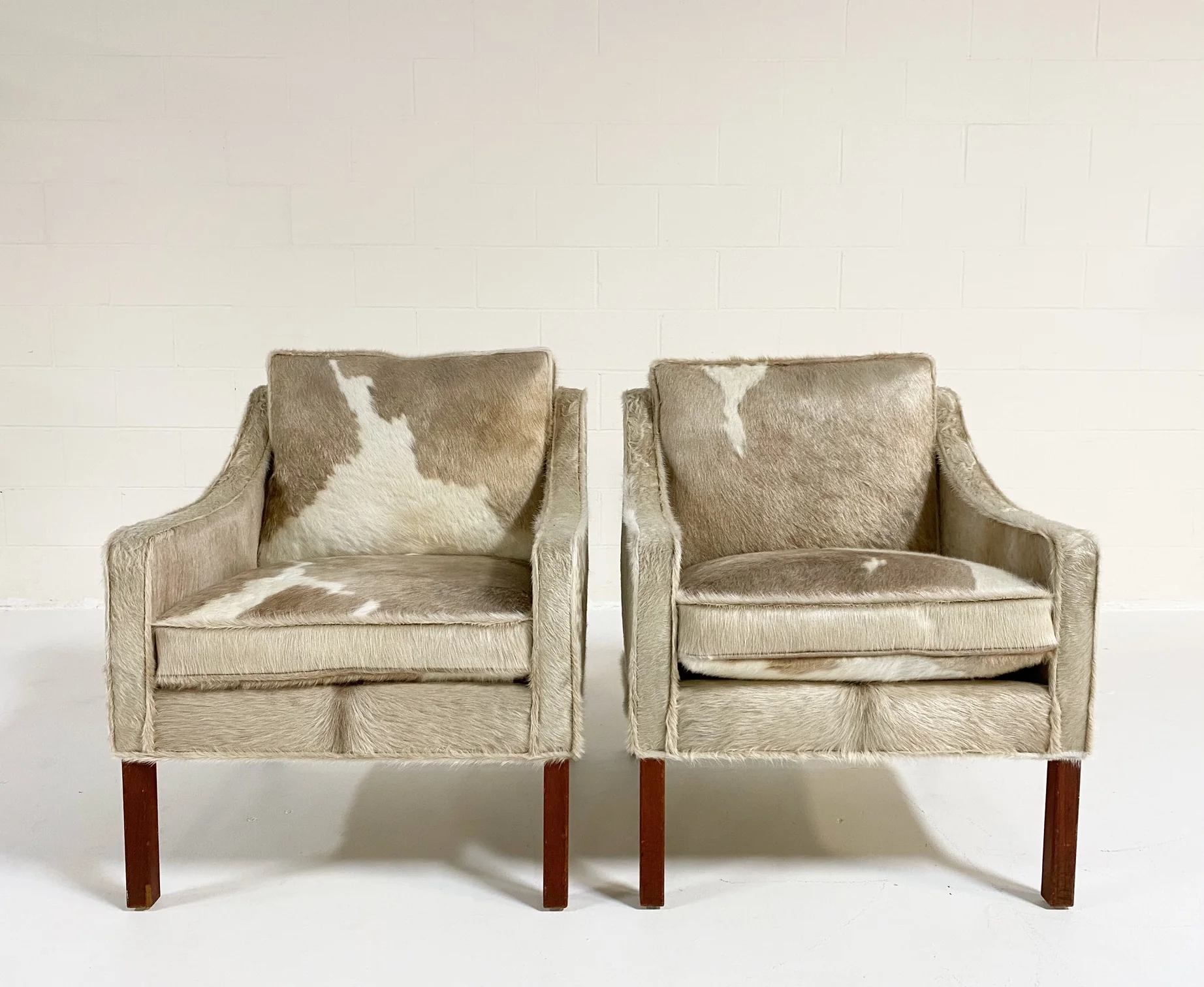 Model 2207 Lounge Chairs in Brazilian Cowhide, pair - Image 4