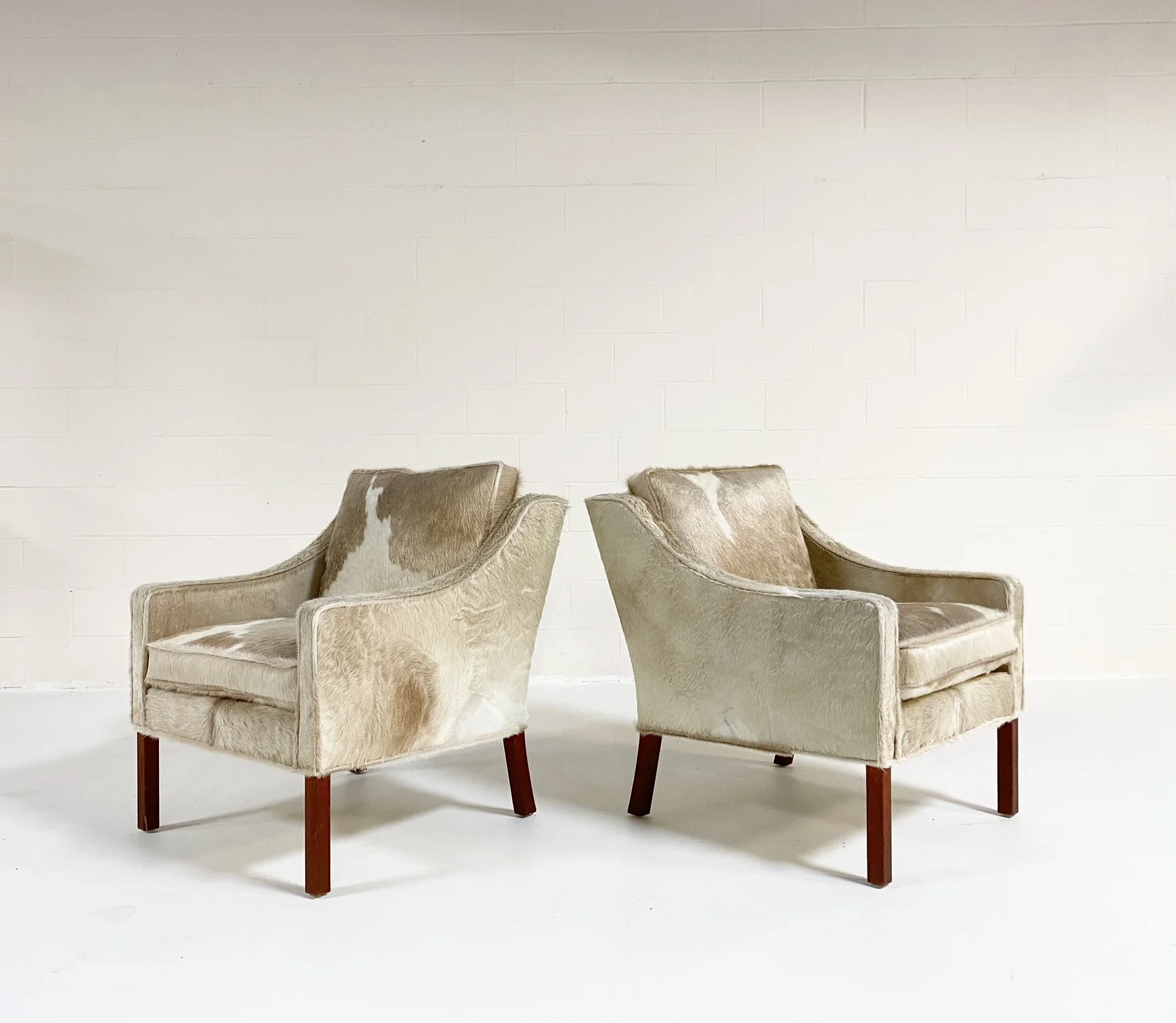 Model 2207 Lounge Chairs in Brazilian Cowhide, pair - Image 7