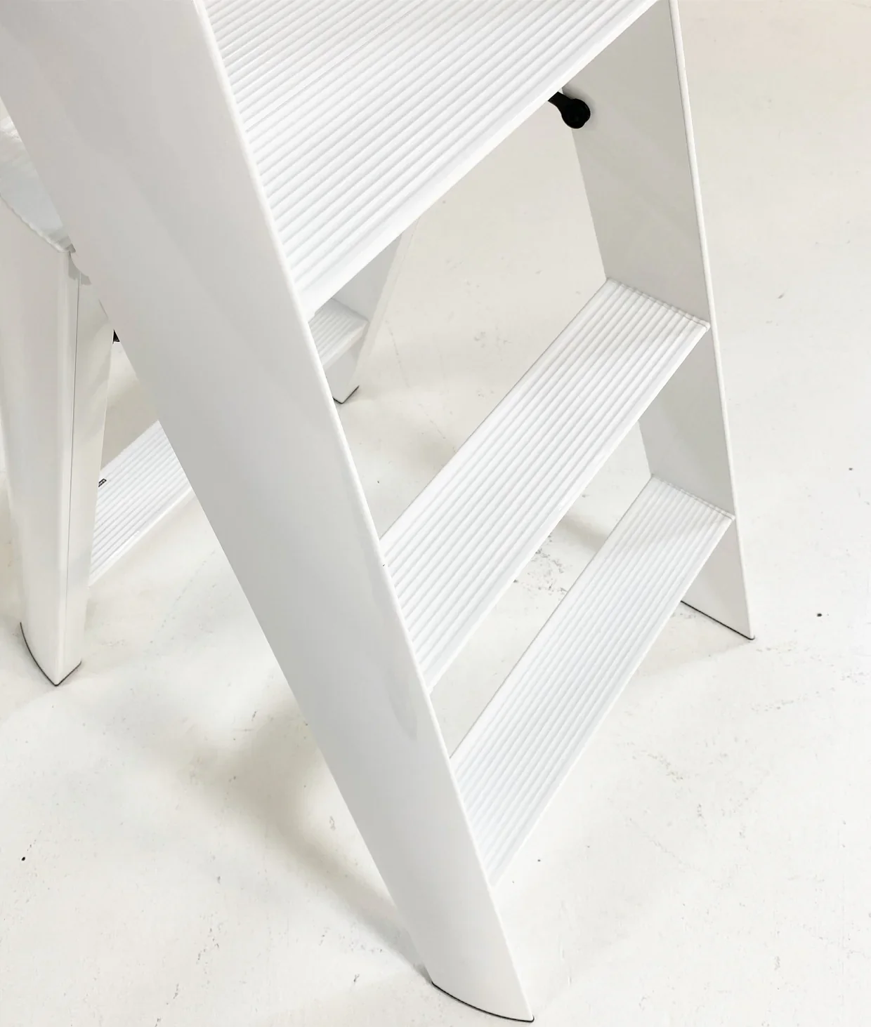Lucano Wide 3-Step Ladder, White - Image 2