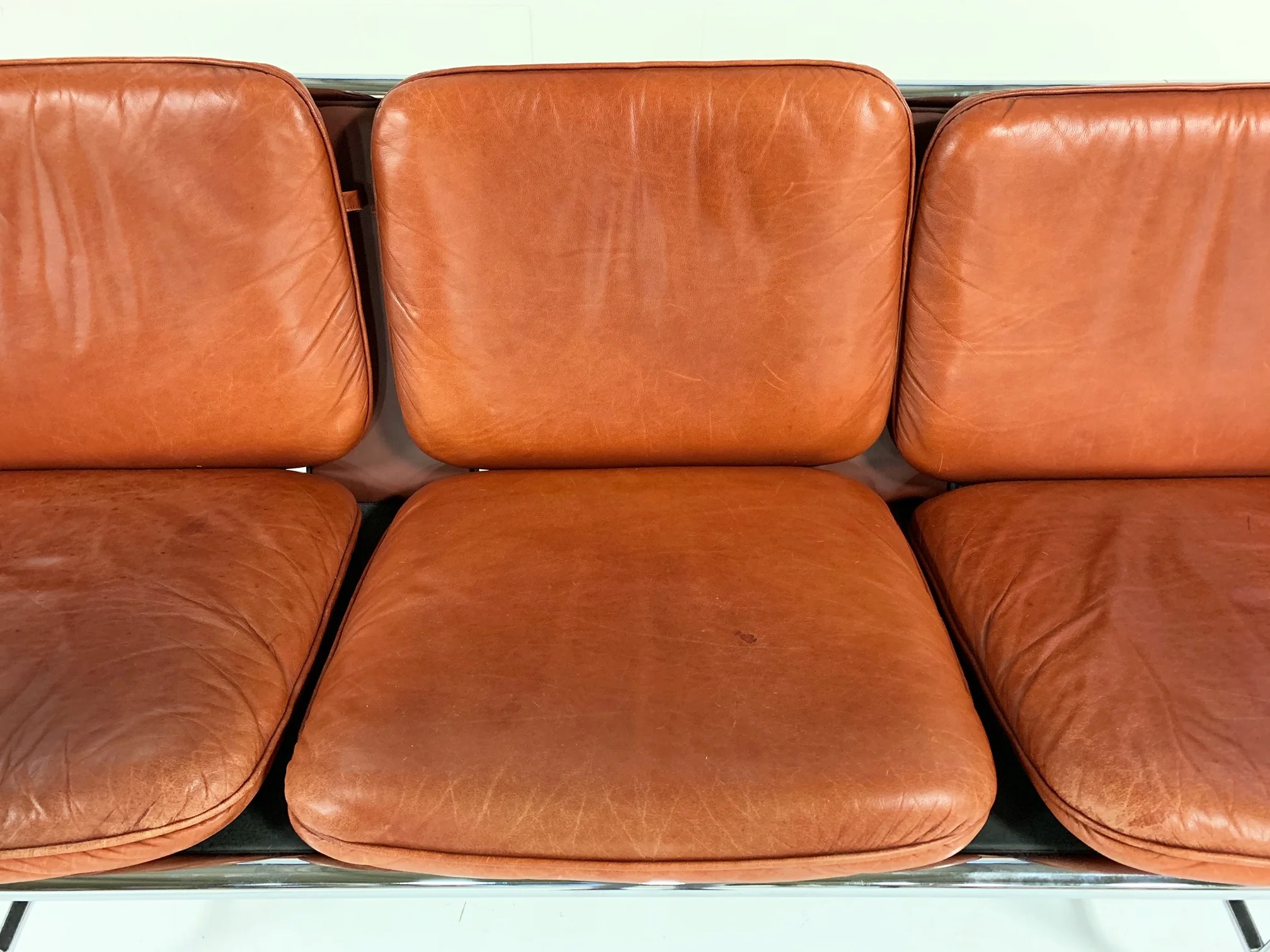 Model 6832 Sling Sofa - Image 9
