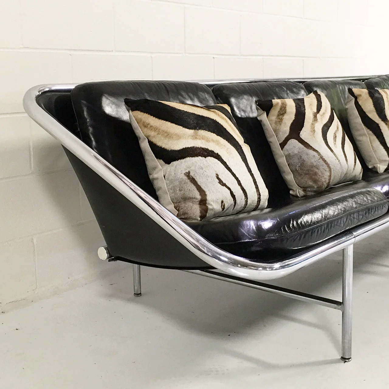 Model 6833 Sling Sofa with Zebra Pillows - Image 5