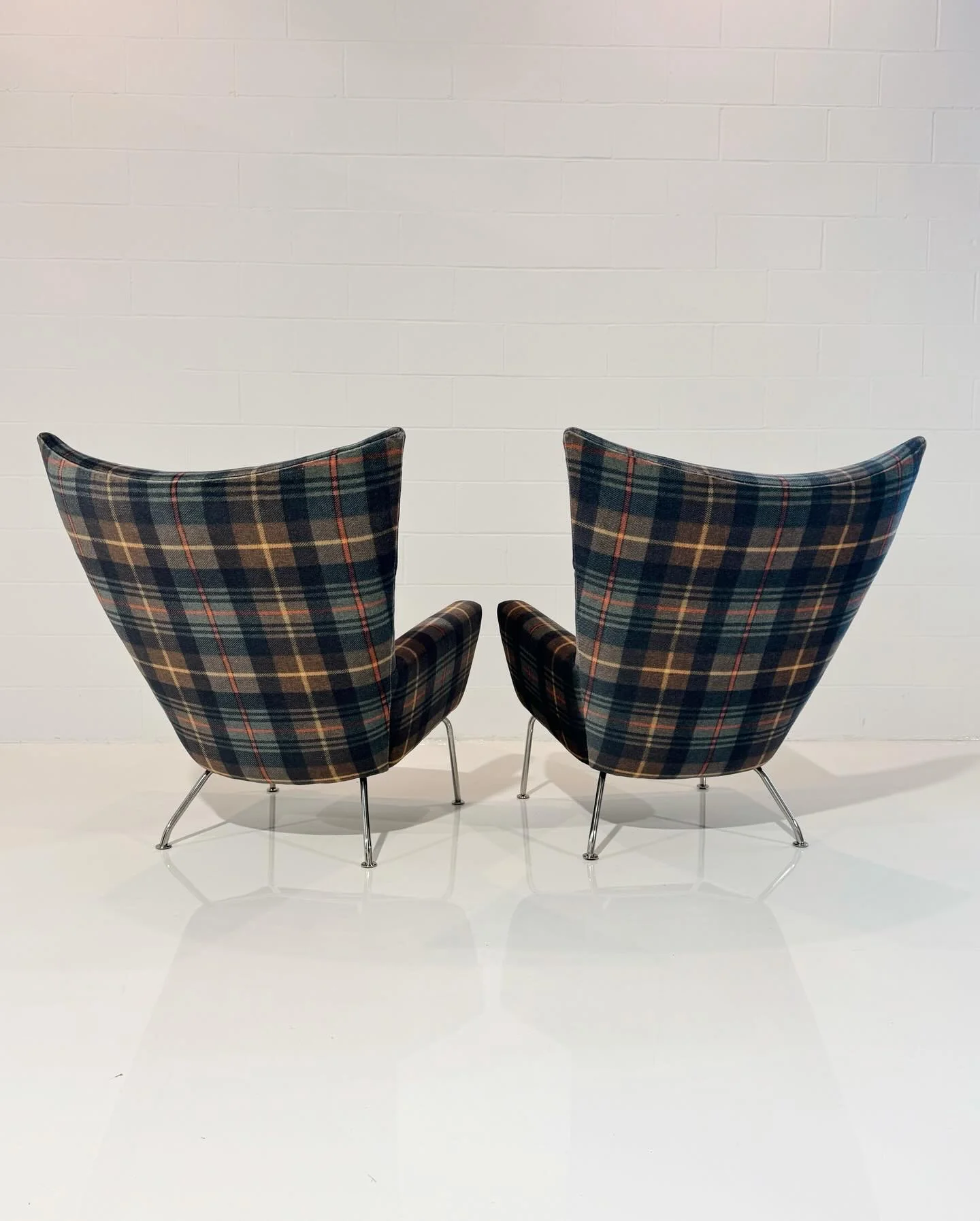 Model CH445 Wing Chairs in Pierre Frey Mohair, Pair - Image 6