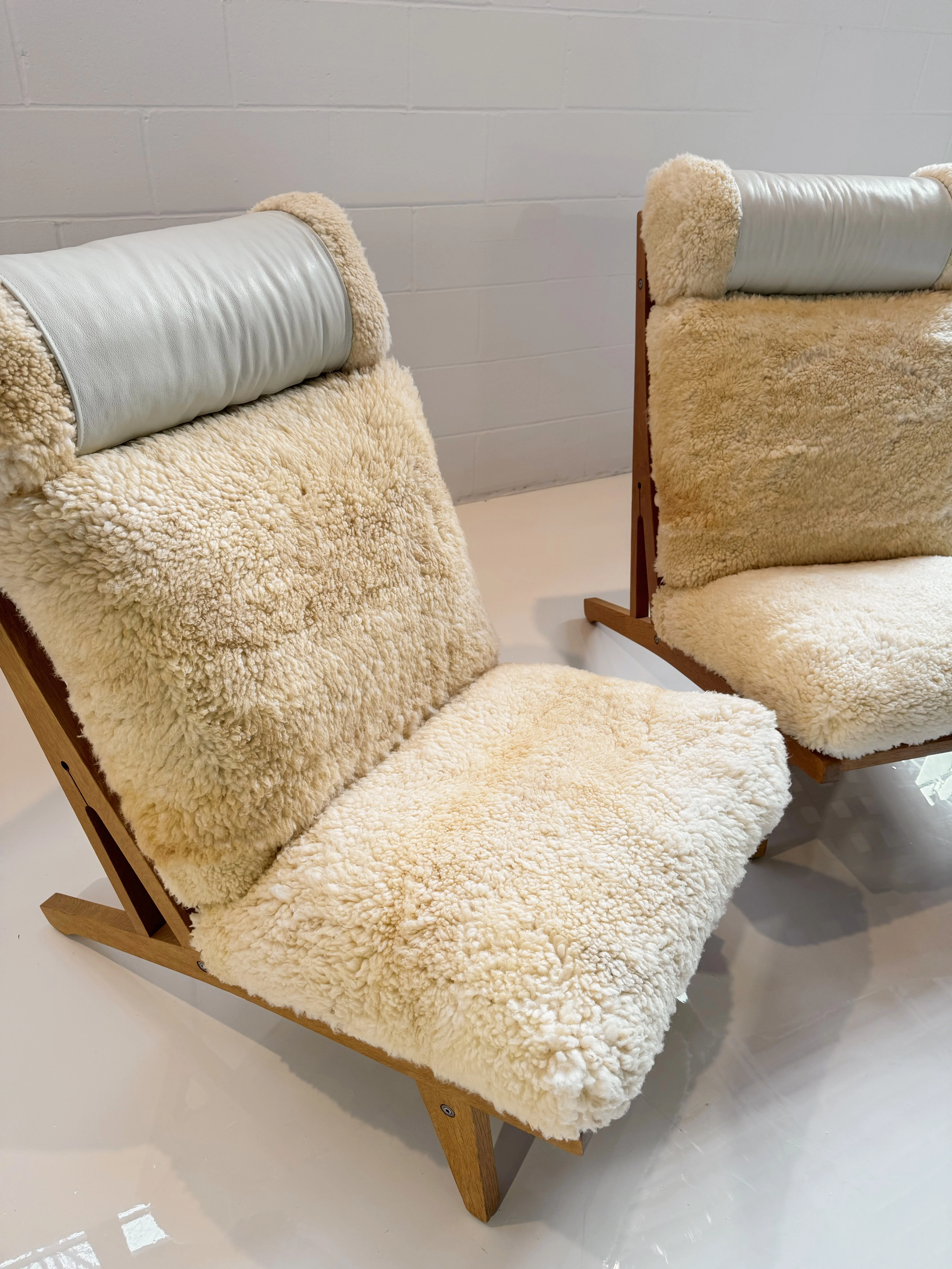Model GE 375 Lounge Chair in California Sheepskin, Two Available - Image 4