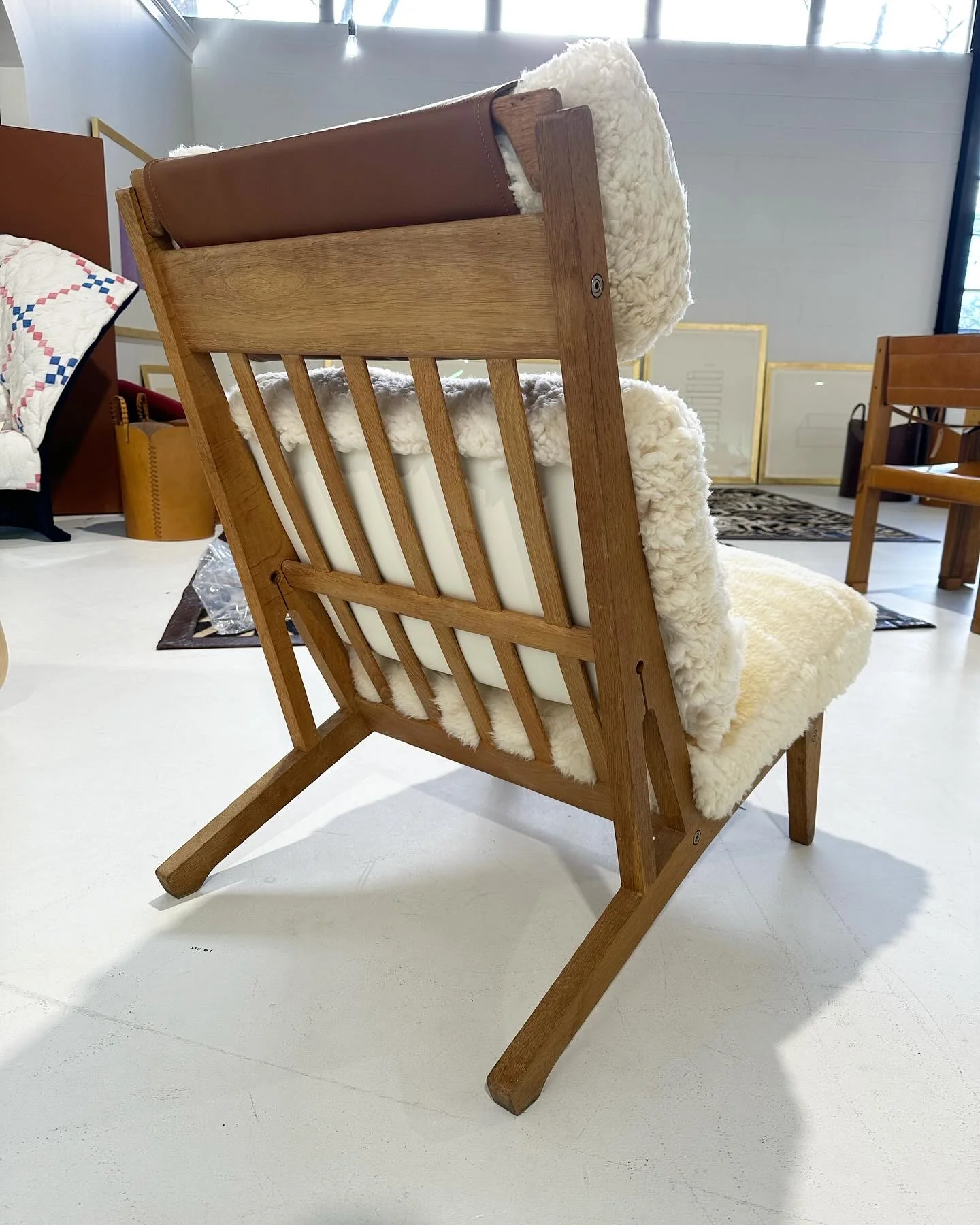 Model GE 375 Lounge Chair in California Sheepskin - Image 11