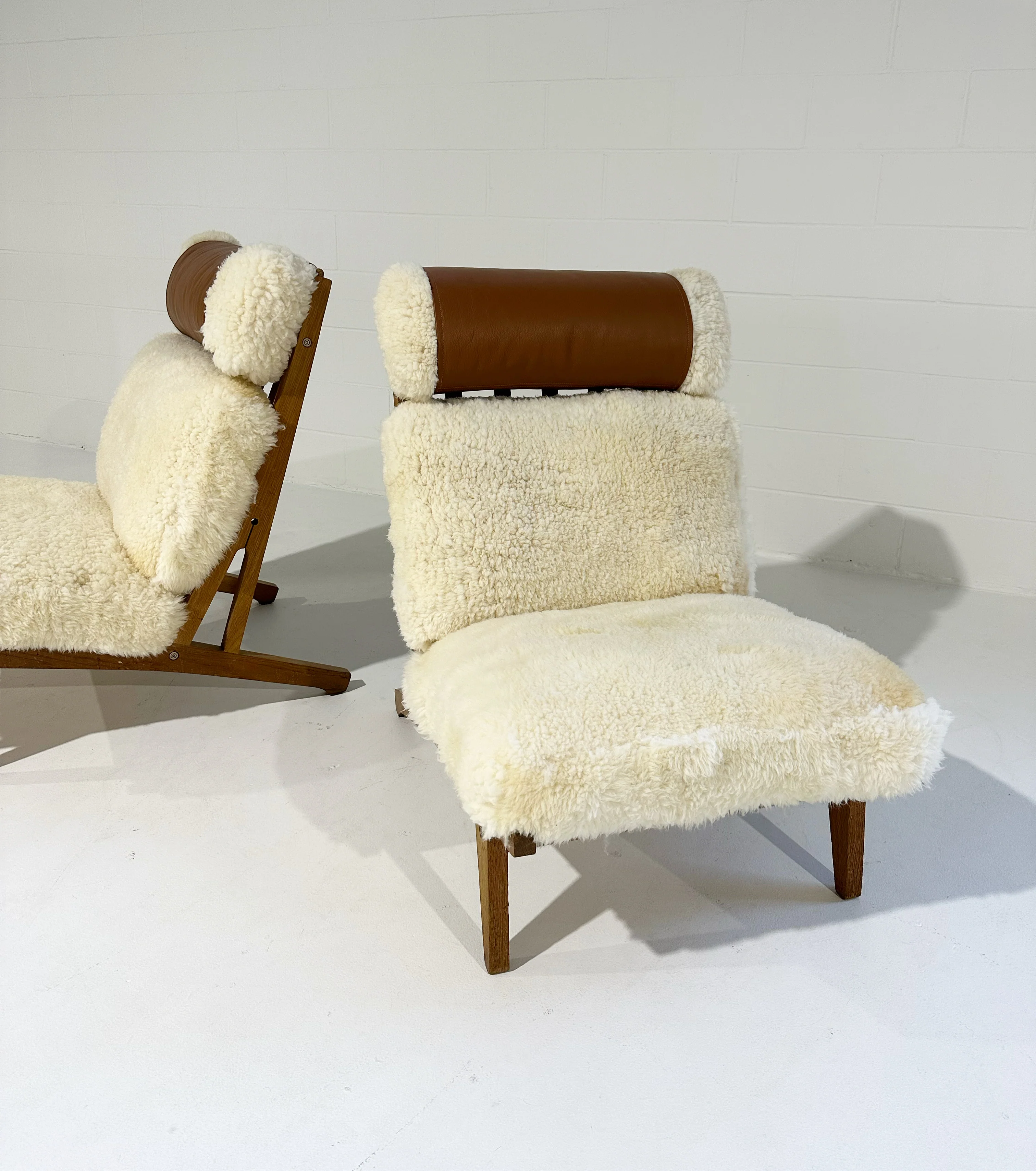 Model GE 375 Lounge Chair in California Sheepskin - Image 4