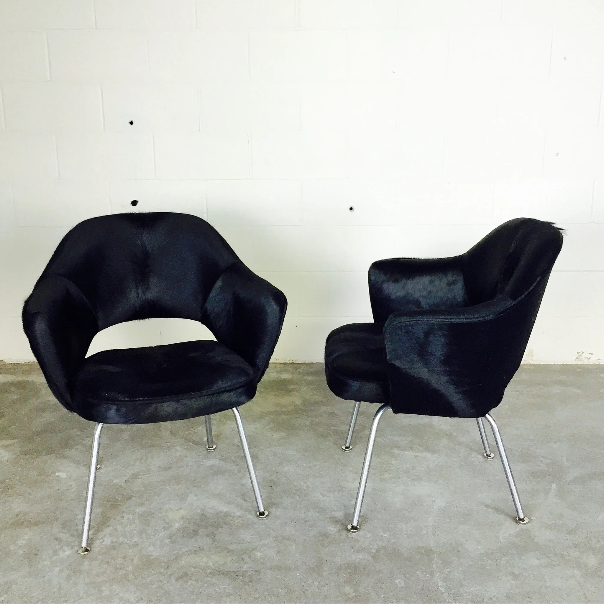 Executive Armchairs in Brazilian Cowhide, pair - Image 4