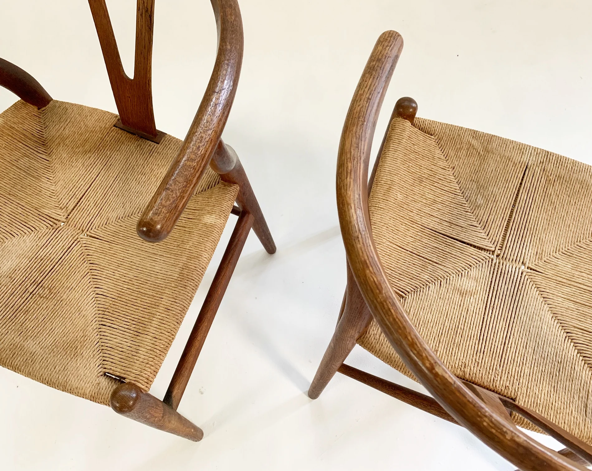 Model CH24 Wishbone Chairs, pair - Image 2