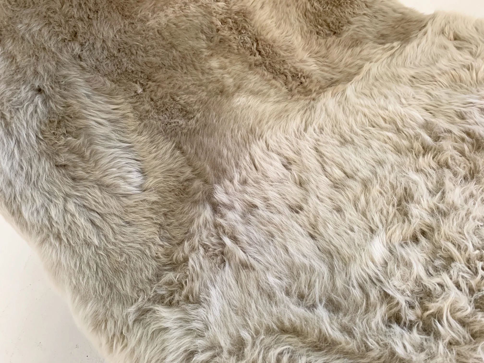 Wave Chaise Lounge in New Zealand Sheepskin - Image 2