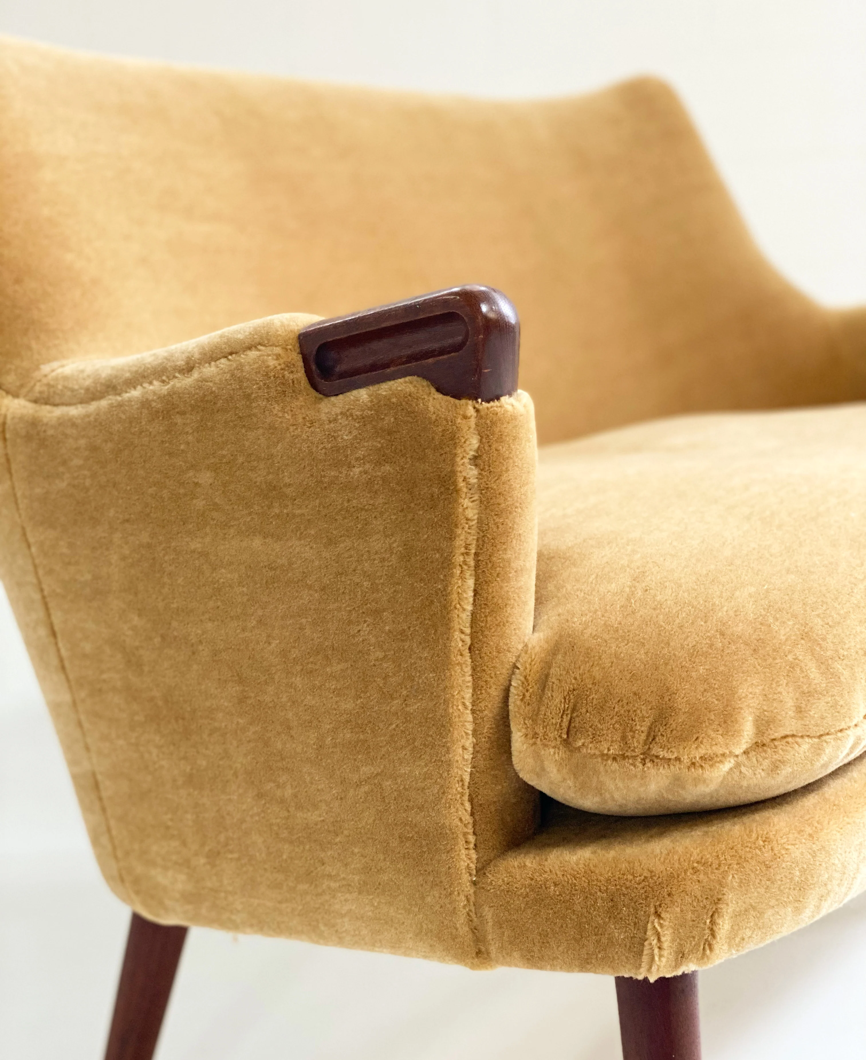 CH72 Sofa in Pierre Frey Teddy Mohair - Image 2