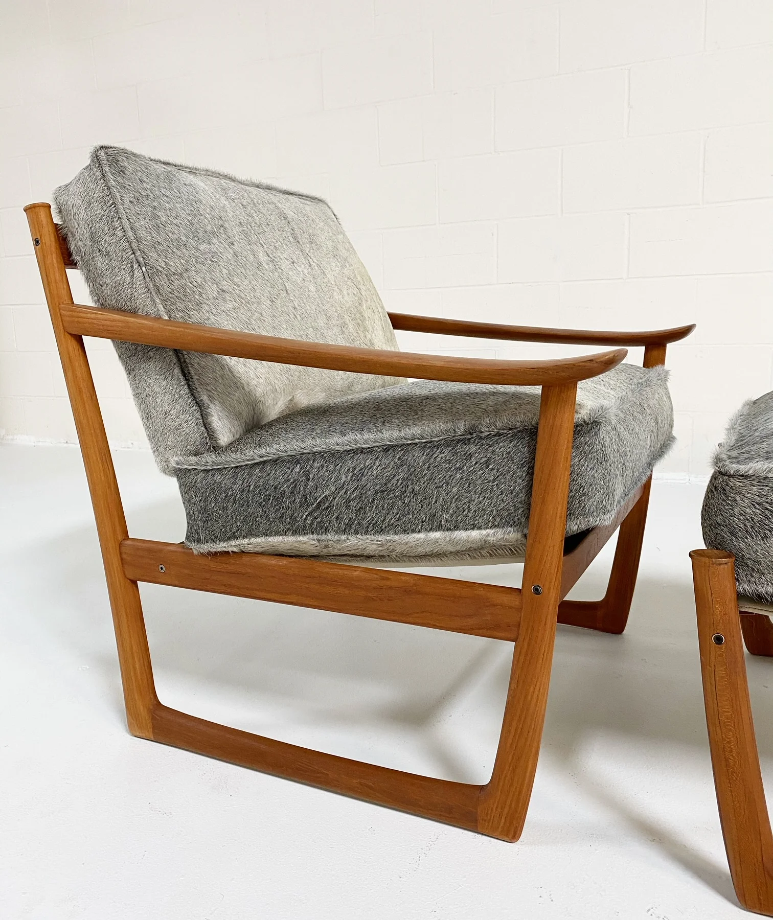 FD-130 Teak Lounge Chair and Ottoman in Brazilian Cowhide - Image 4