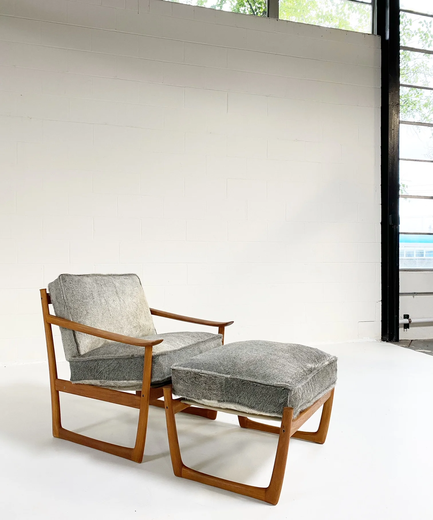 FD-130 Teak Lounge Chair and Ottoman in Brazilian Cowhide - Image 5