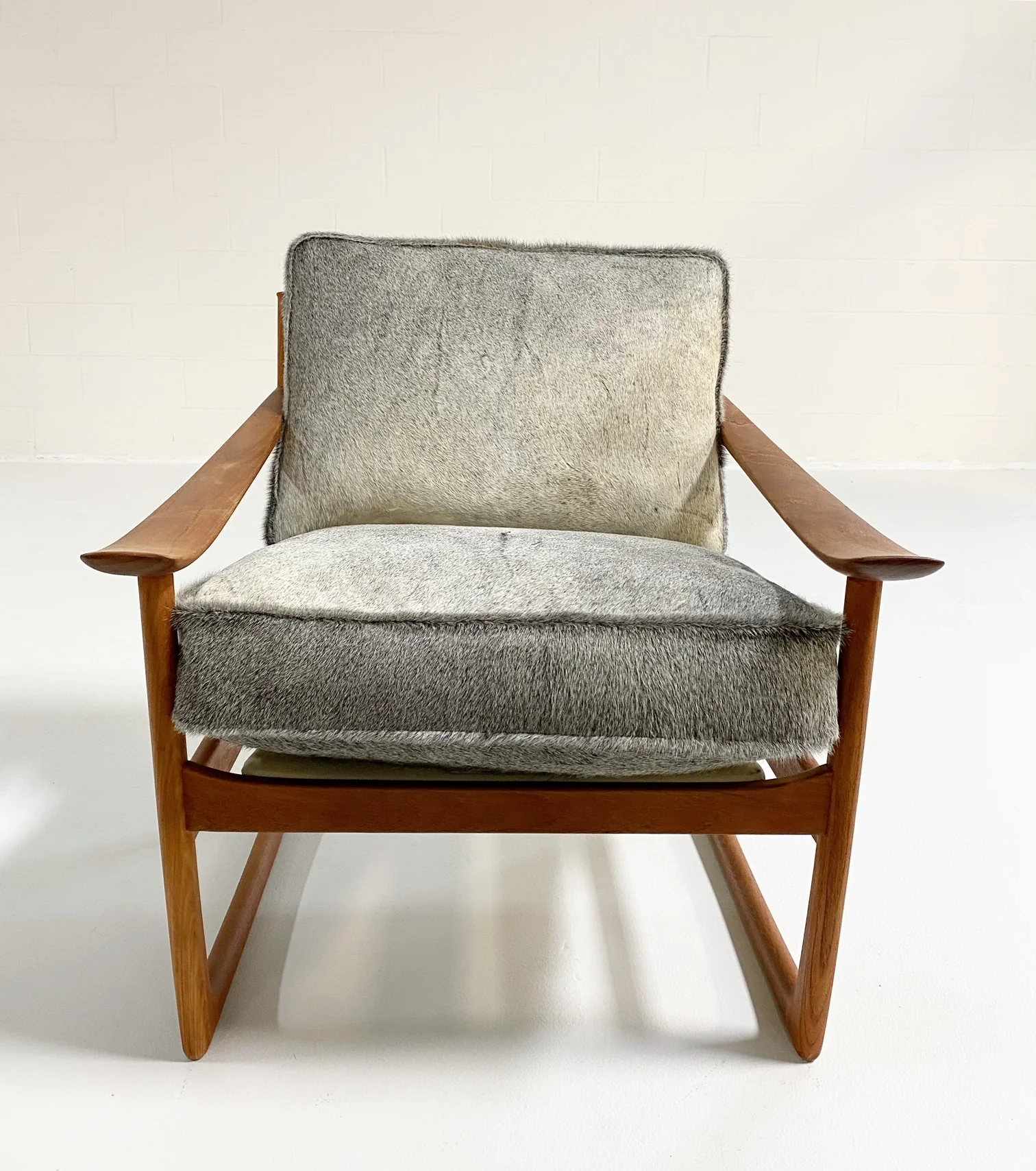 FD-130 Teak Lounge Chair and Ottoman in Brazilian Cowhide - Image 9