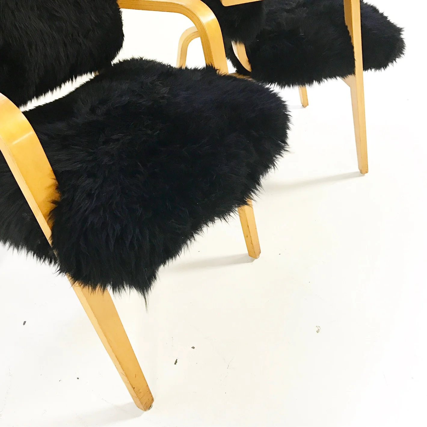 Armchairs in New Zealand Sheepskin, pair - Image 5