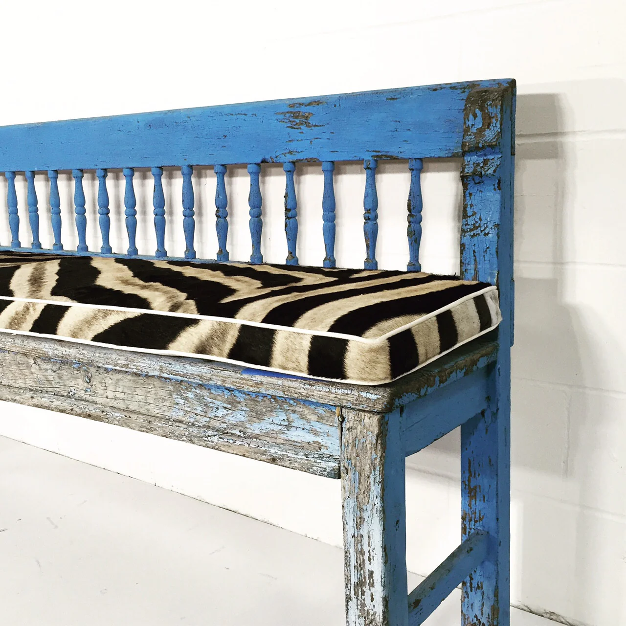 Farmhouse Bench with Zebra Cushion - Image 3